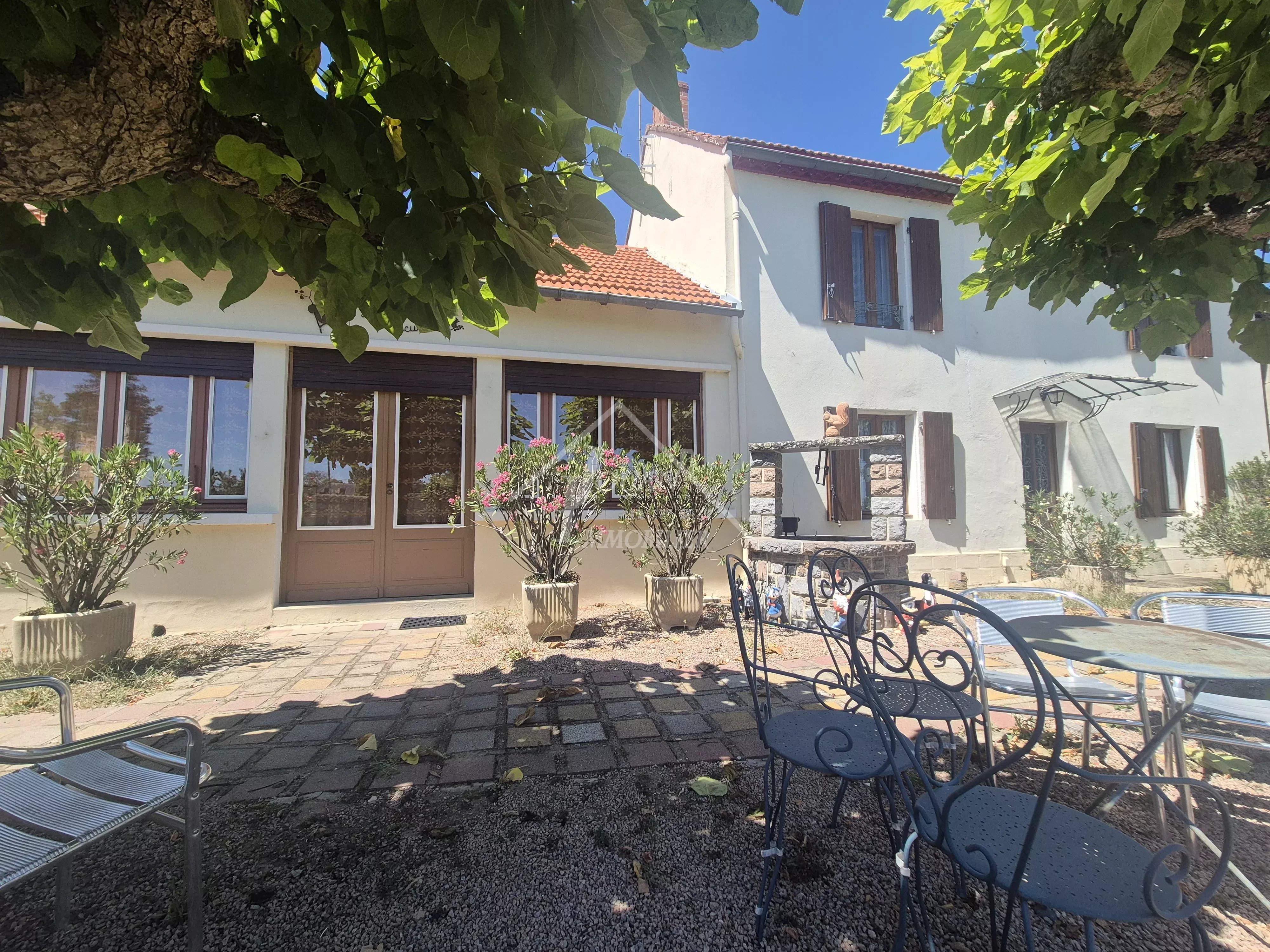 Maison quatre chambres, dépendances et terrain