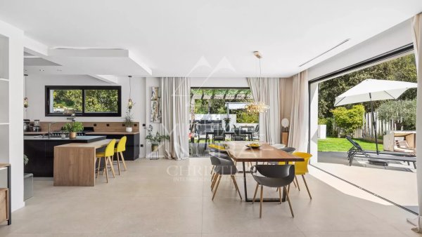 An elegant, contemporary-style villa in a completely peaceful setting — photo 7