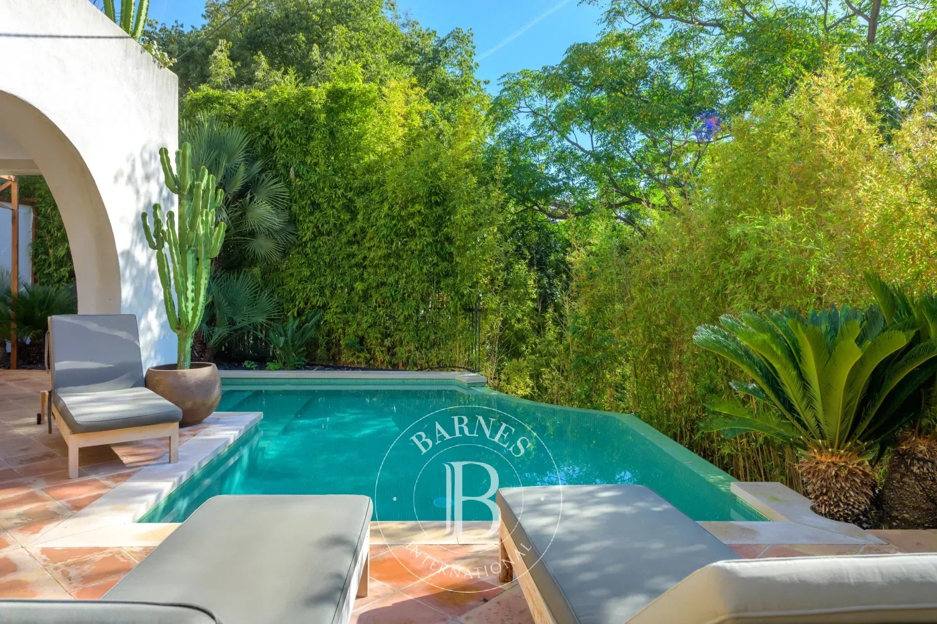 EXCLUSIVE MARSEILLE 8 - GOLDEN SQUARE - HOUSE FOR SALE - 245 M² - 4 BEDROOMS - SWIMMING POOL - PARKING.