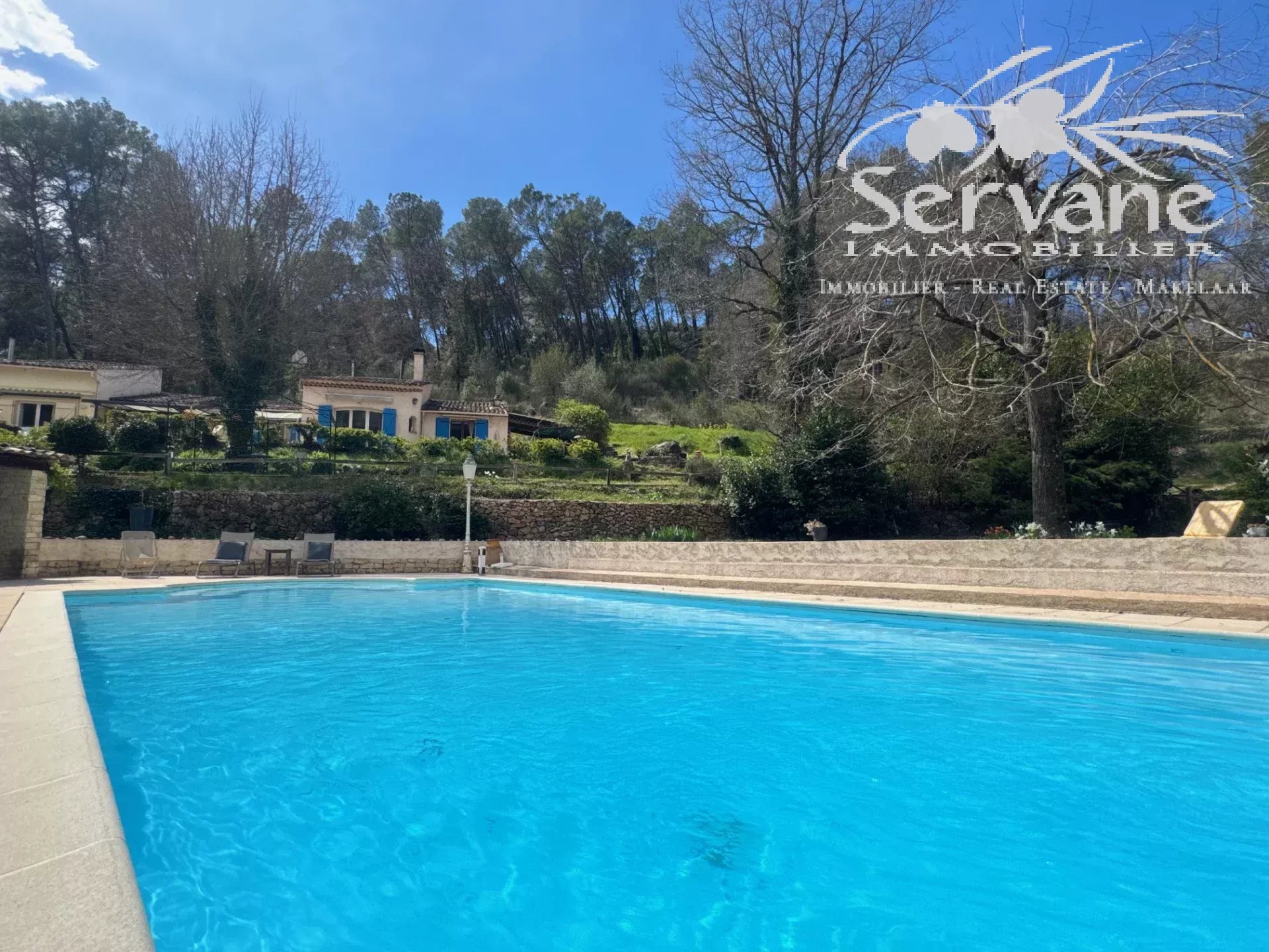 SALERNES Property with strong rental potential: 3 houses and a separate apartment
