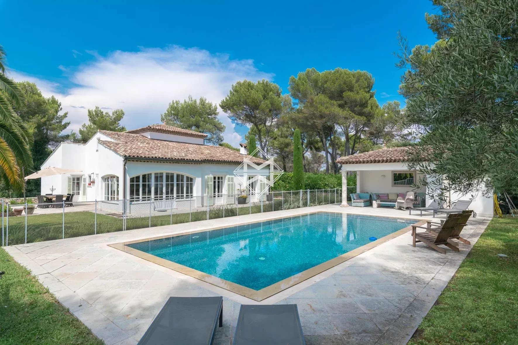 06250 MOUGINS VILLA