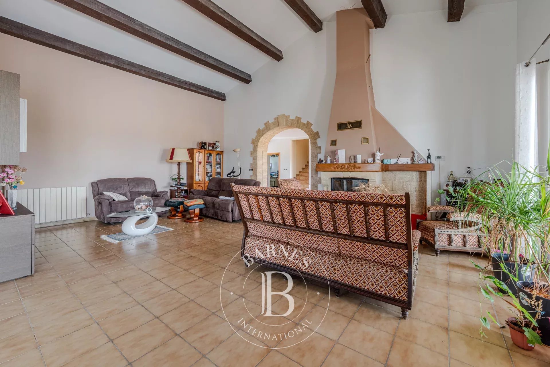 AIX-EN-PROVENCE – FAMILY HOME 375 M² – 6 BEDROOMS – LARGE GARAGE – FLAT LAND 6000 M²