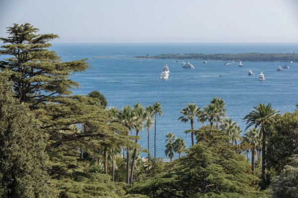 Luxury 4-Bedroom Family Apartment in Cannes overlooking the Sea — photo 6
