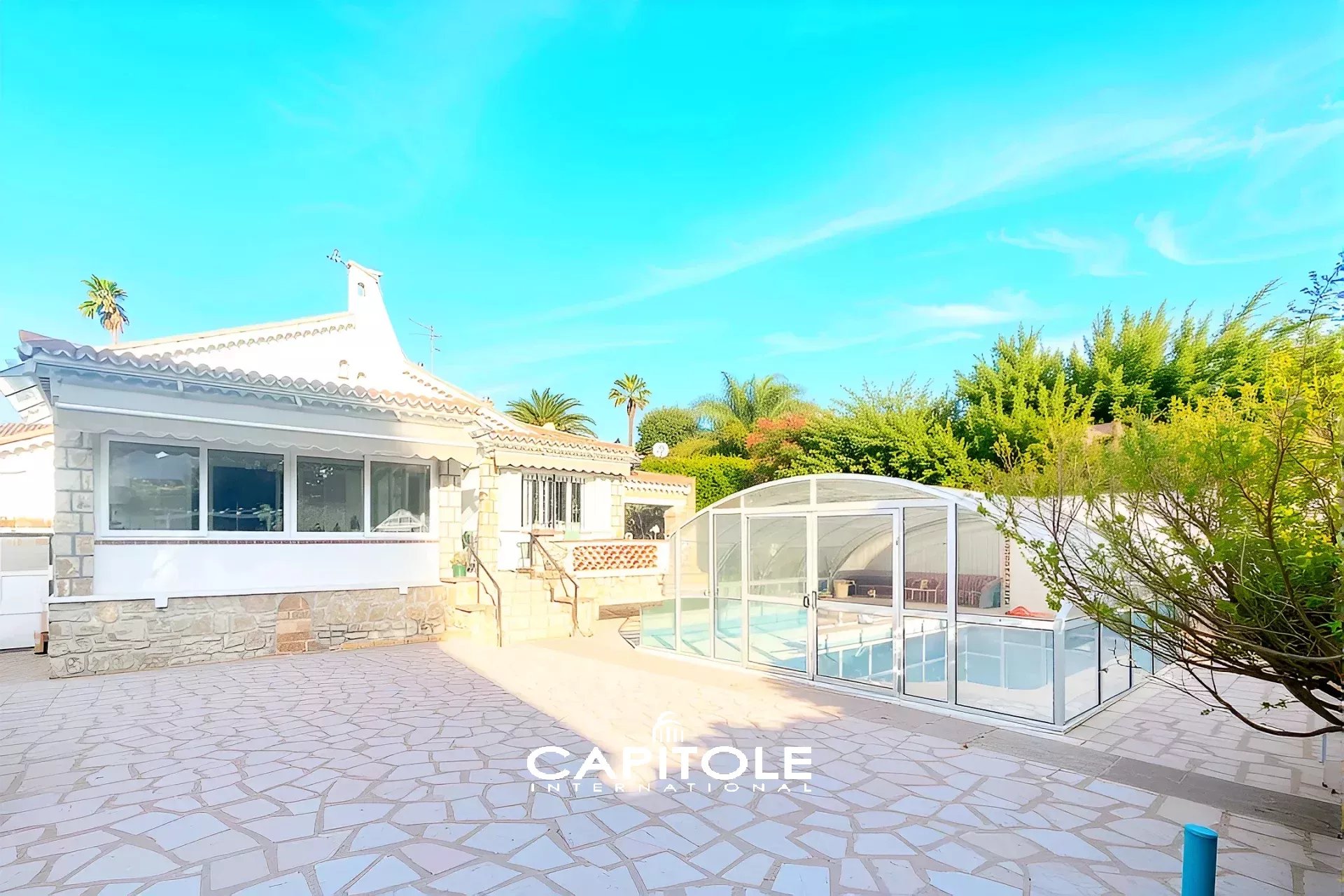 Cap d'Antibes versant ouest -  Villa de plain - pied de 160 m² -  5 pièces - Terrain de 988 m² avec piscine couverte