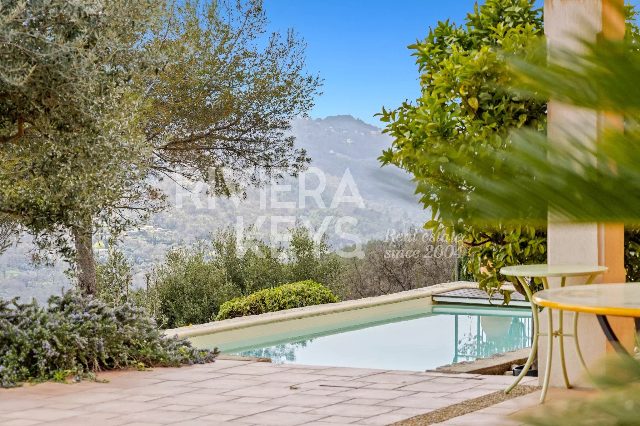 TOURRETTES-SUR-LOUP: Villa écologique avec piscine, vue panoramique dégagée et aperçu mer