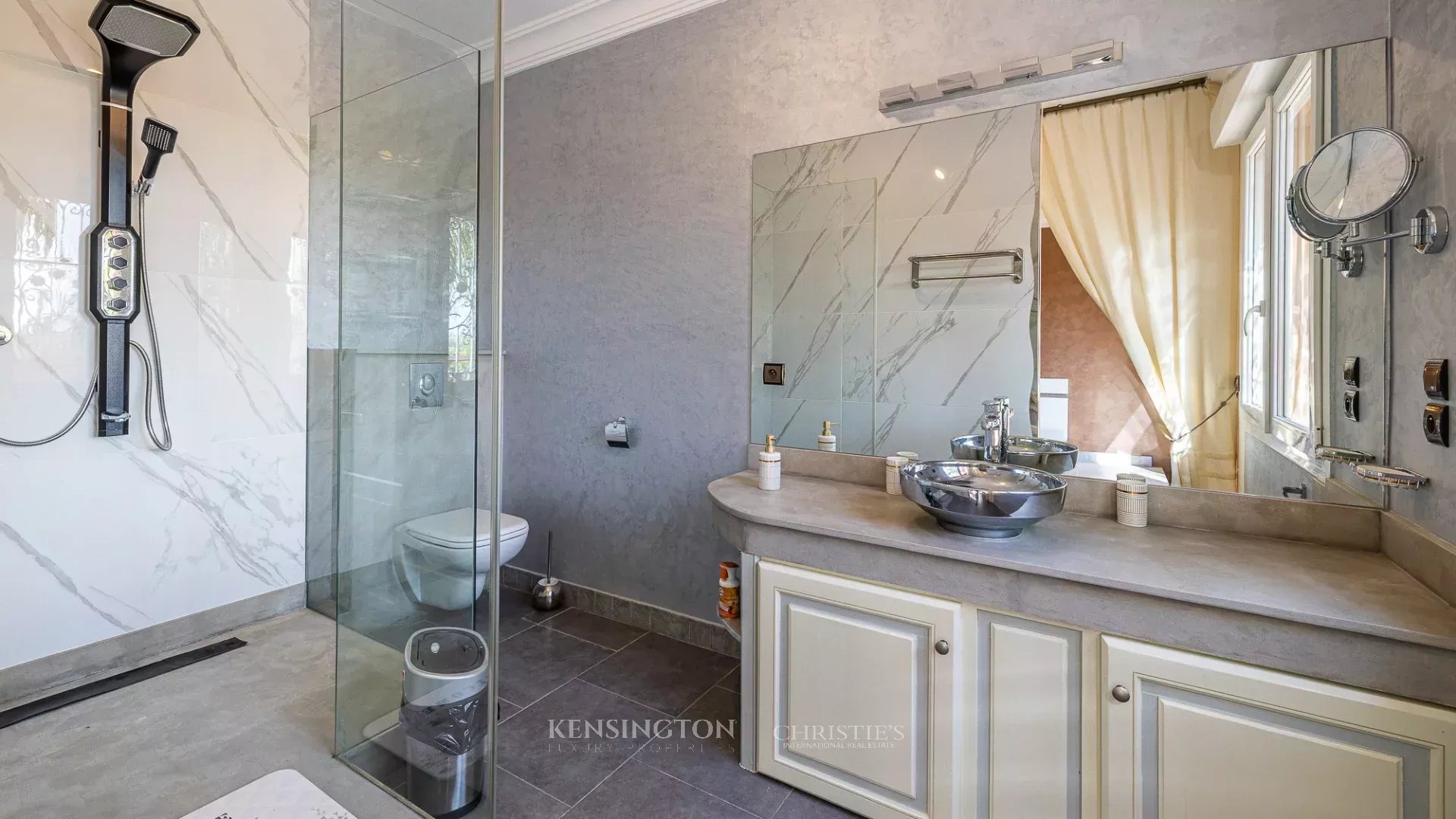 6 Bedroom Villa/Townhouse's Image 19