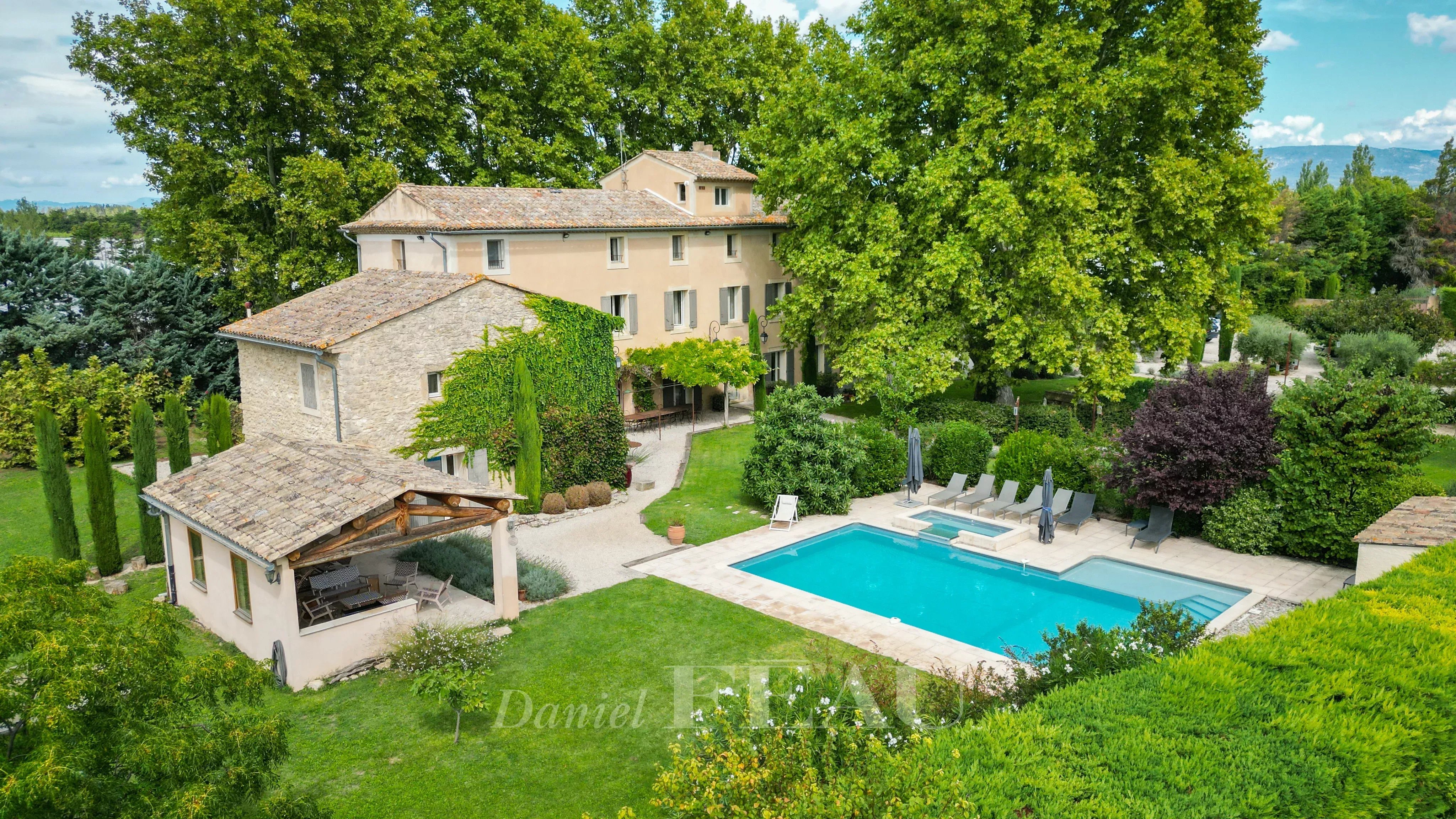 L’Isle-sur-la-Sorgue  -  An 18th century property with annexes