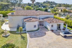 Provençal Villa for sale in Valbonne with master space — photo 4 of 8