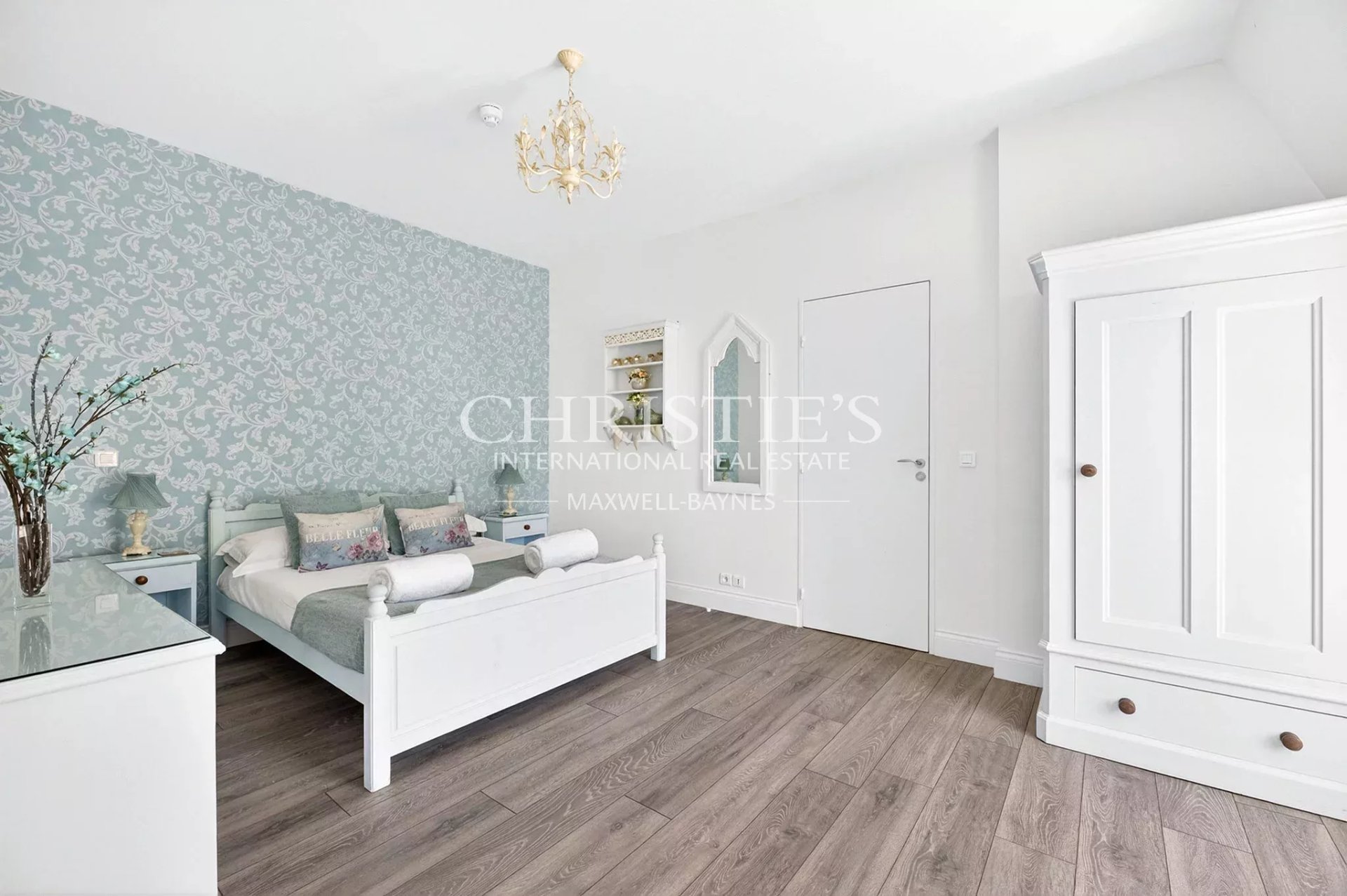 38 Bedroom Chateau's Image 92