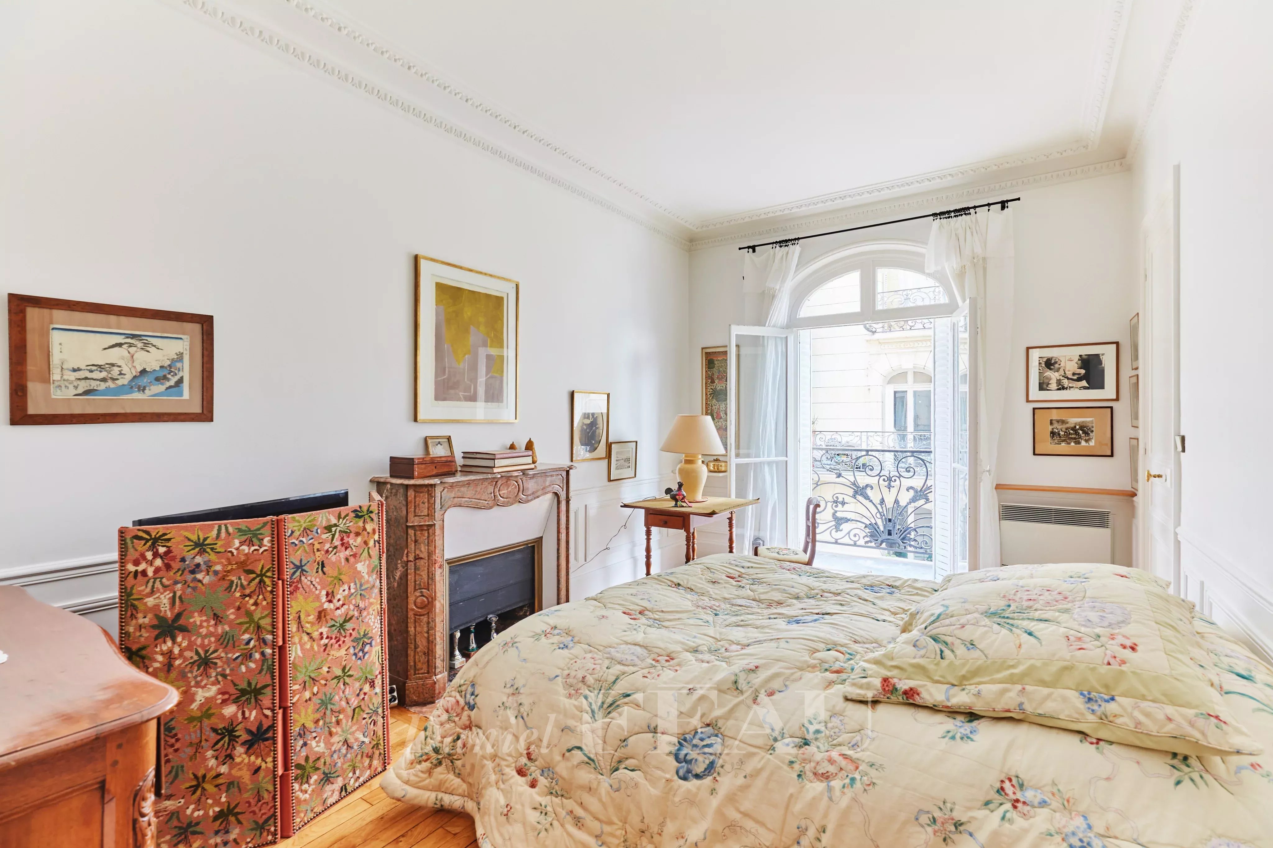 chambre principale avec balcon
