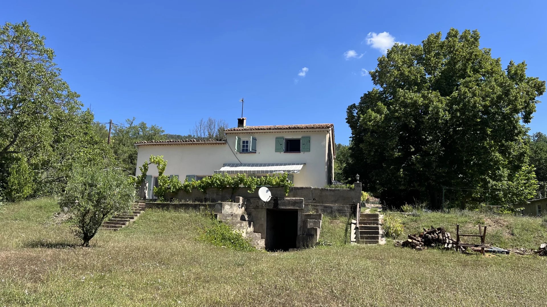 CLAVIERS : Maison 195 m2, + sous-sol, beau potentiel sur terrain plat