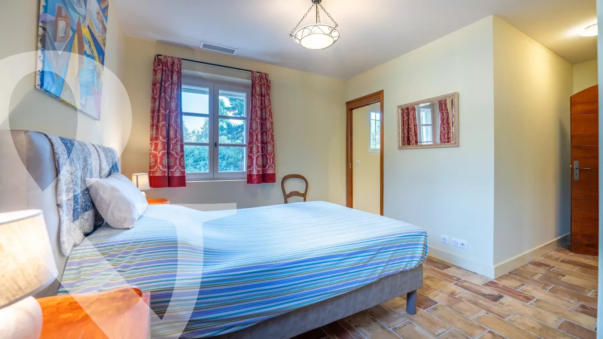 A QUELQUES MINUTES A PIED DU VILLAGE