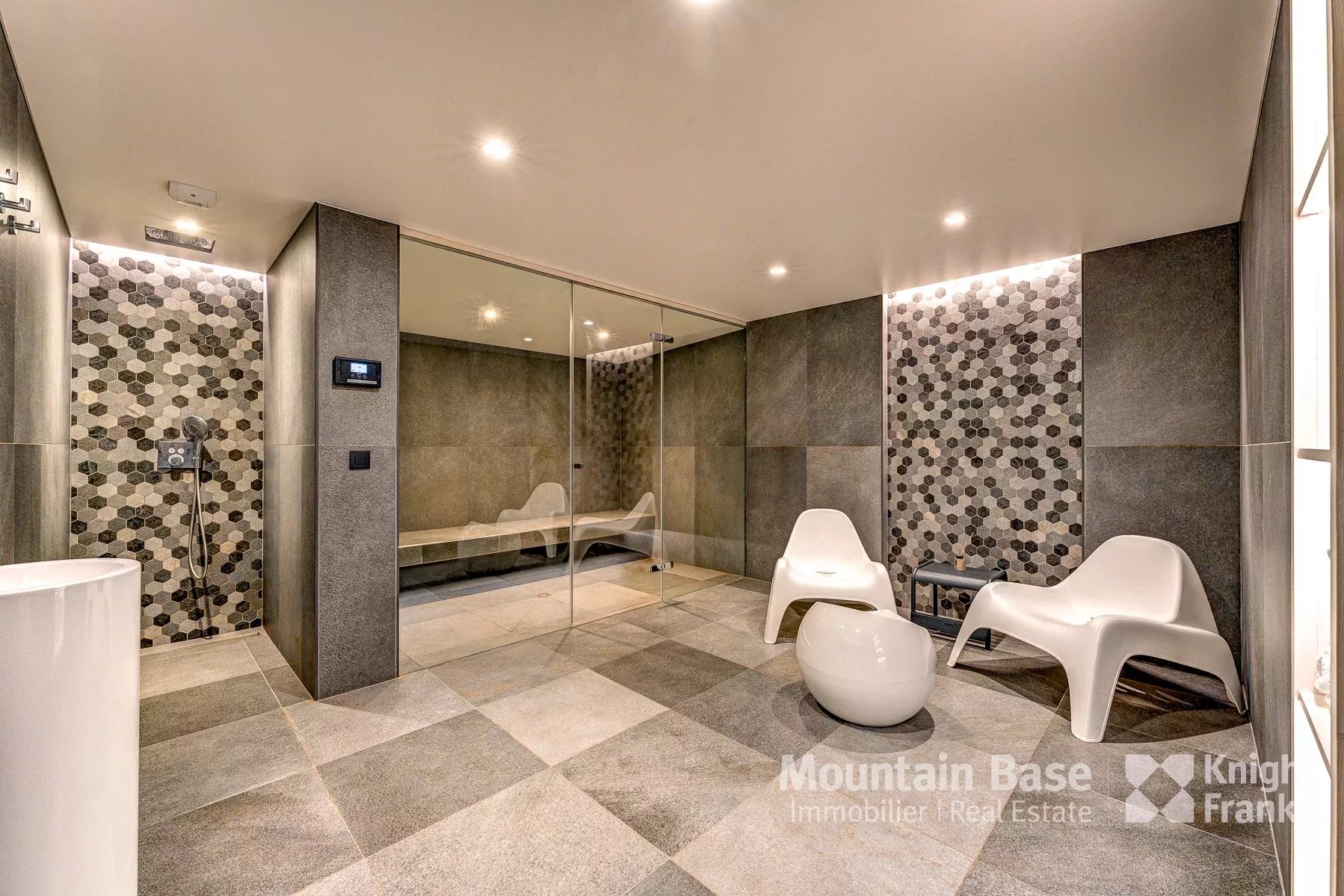 Photo of Beautifully finished 5 bedroom chalet with independent apartment in Les Houches