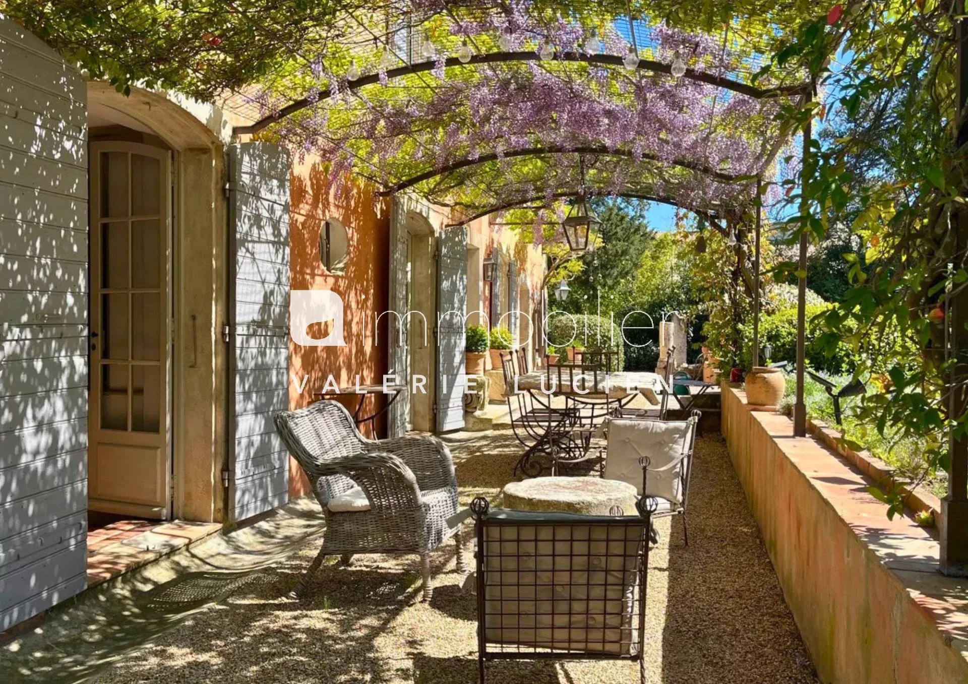 Authentique mas en pierre  avec piscine au cœur des Alpilles