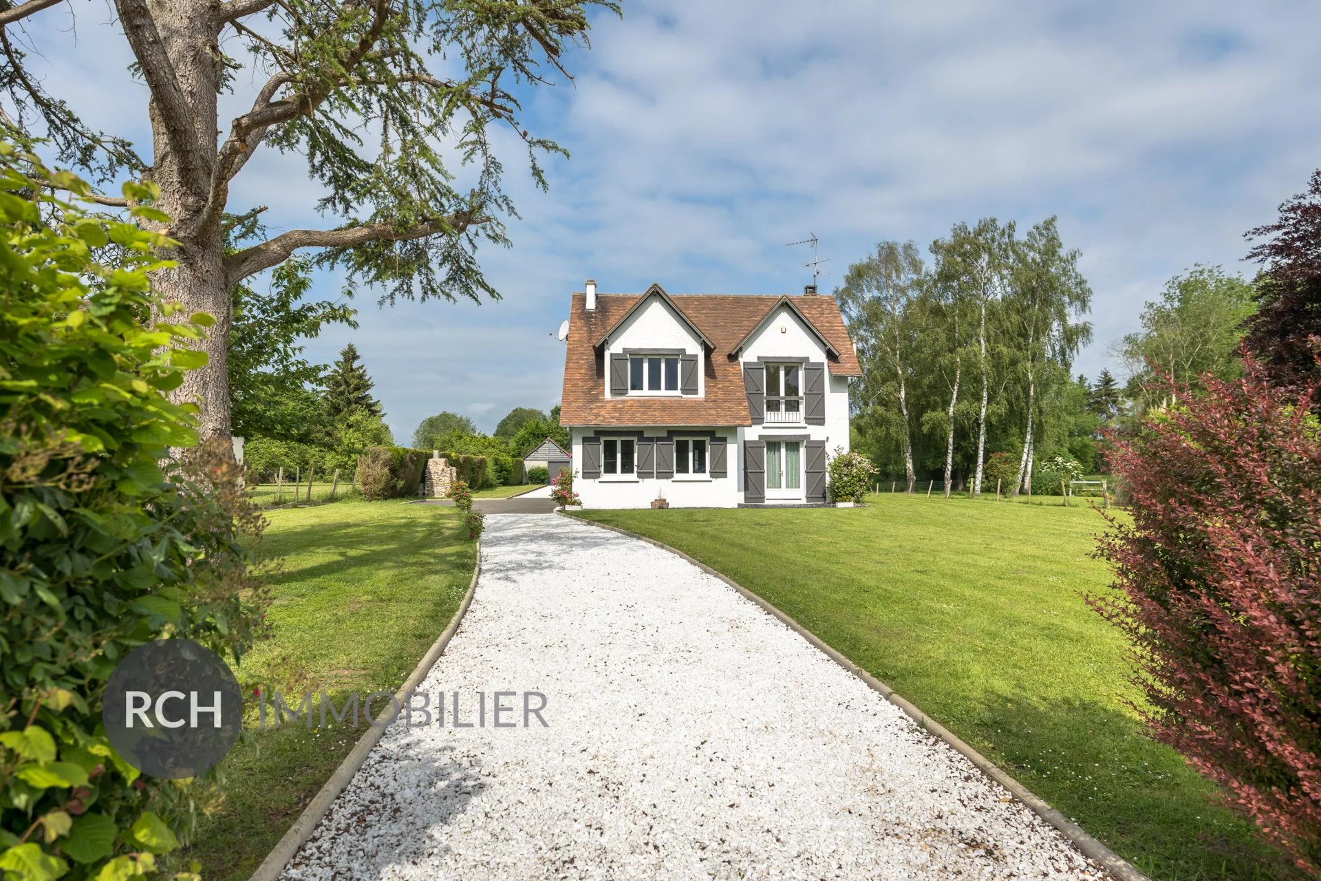 Jolie maison avec superbe terrain