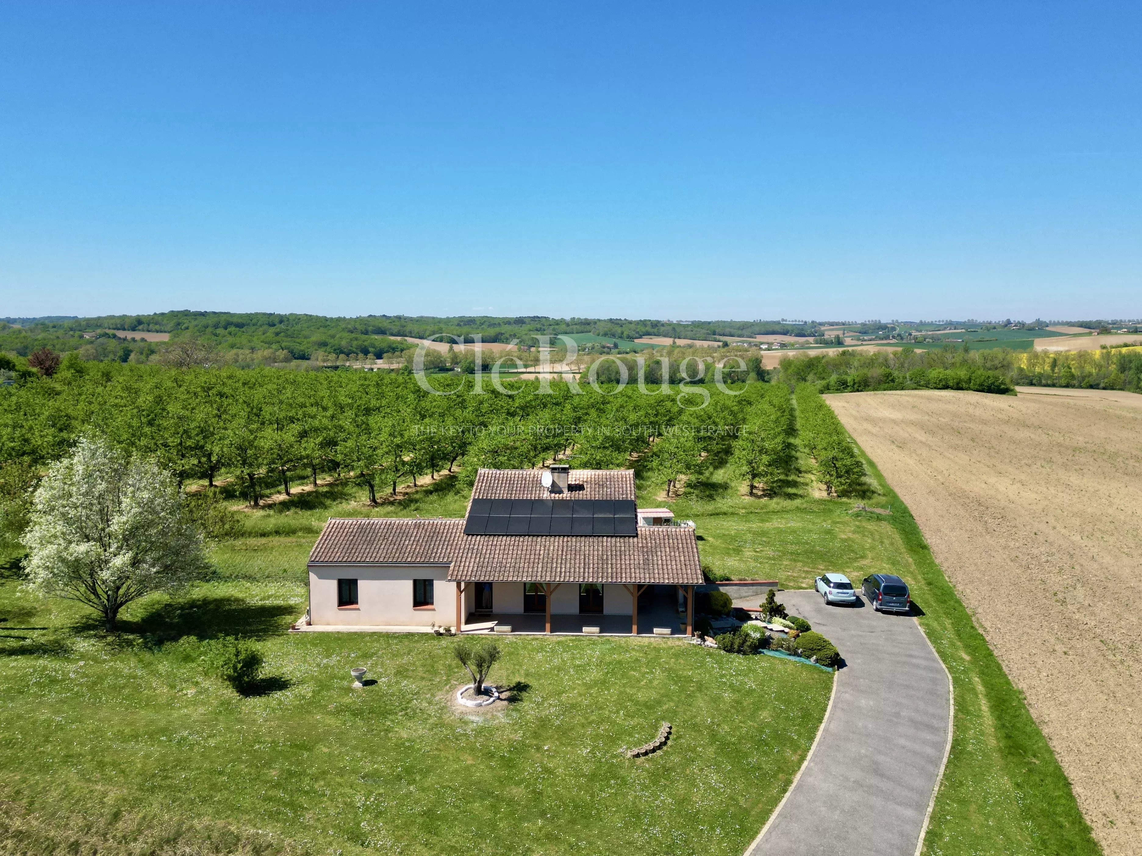 A seulement 3 minutes de Seyches – Une propriété boisée offrant des vues dégagées et infinies sur la campagne environnante