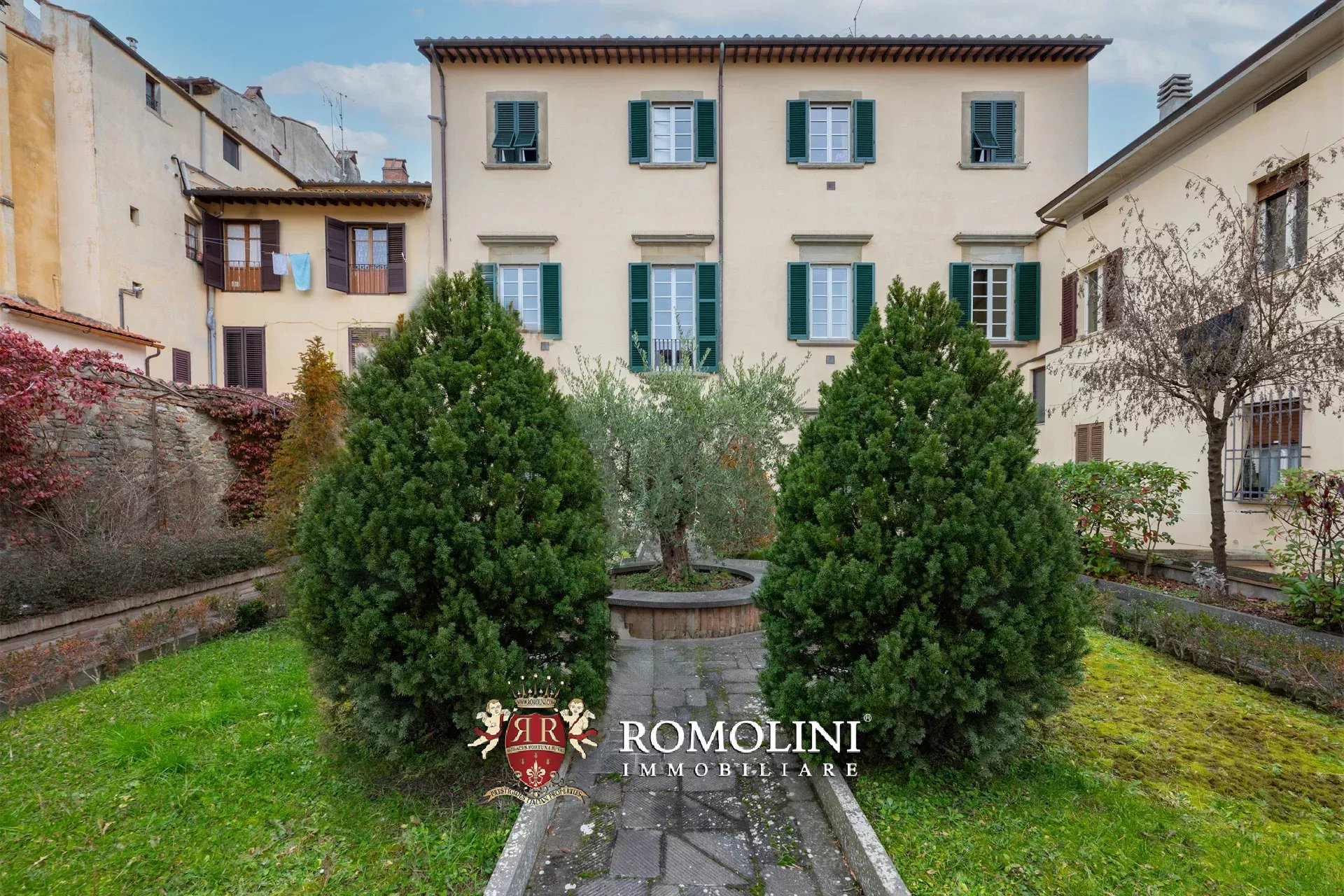 COZY 60-SQM PENTHOUSE FOR SALE IN THE HISTORICAL CENTER OF AREZZO