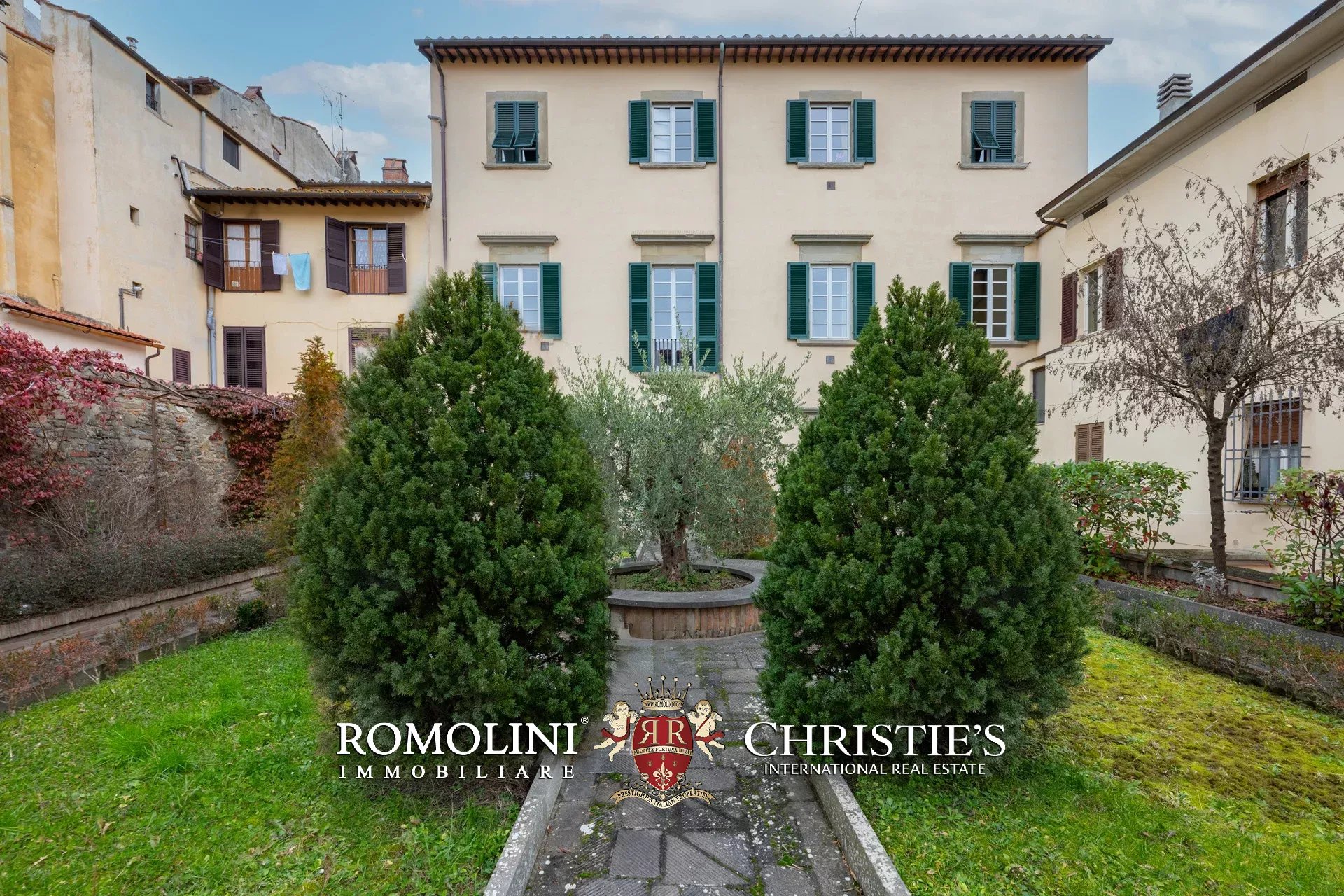 COZY 60-SQM PENTHOUSE FOR SALE IN THE HISTORICAL CENTER OF AREZZO
