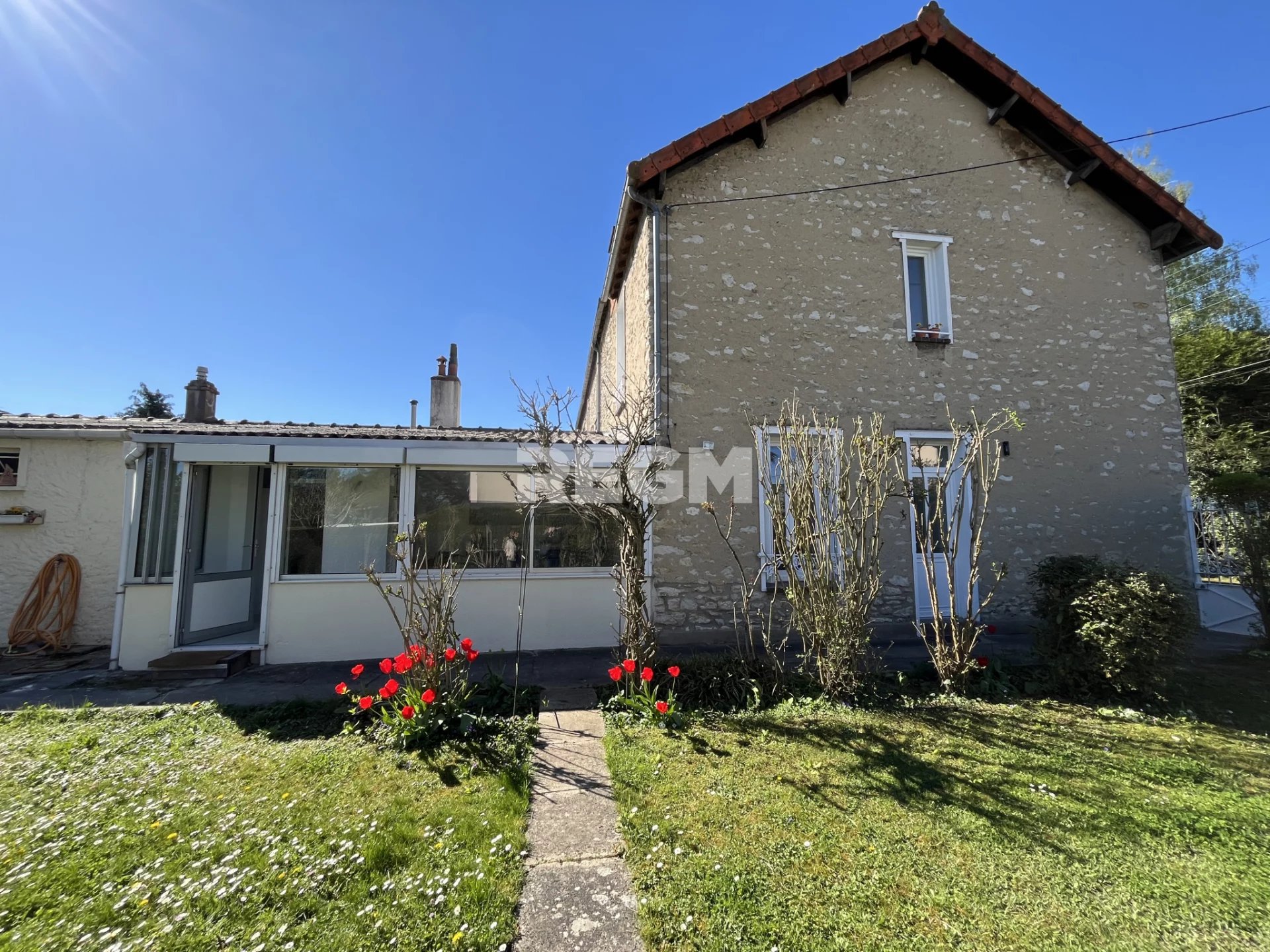 Maison ancienne en pierres de meulières
