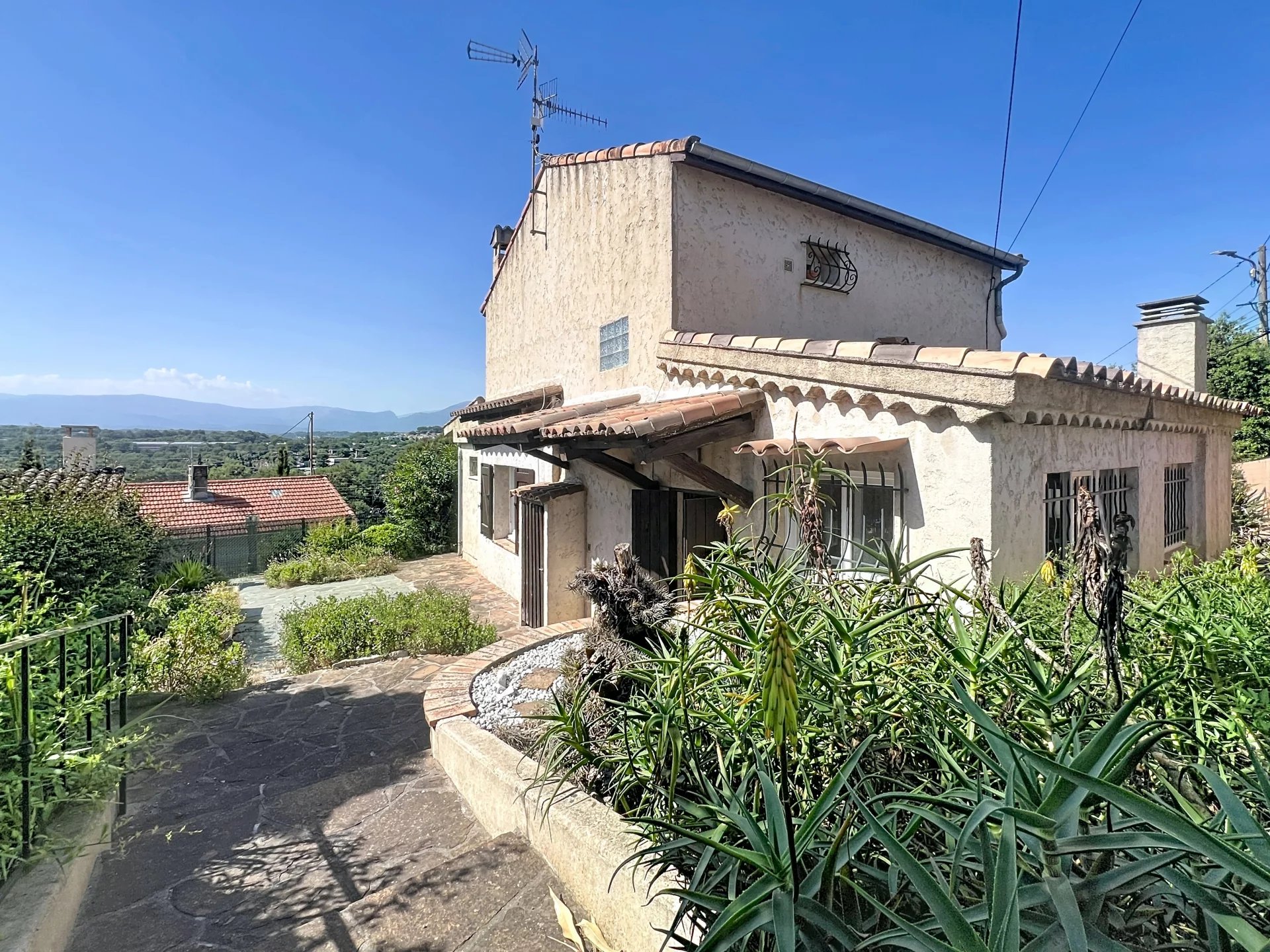 Maison de 100 m2 indépendante dans super Antibes