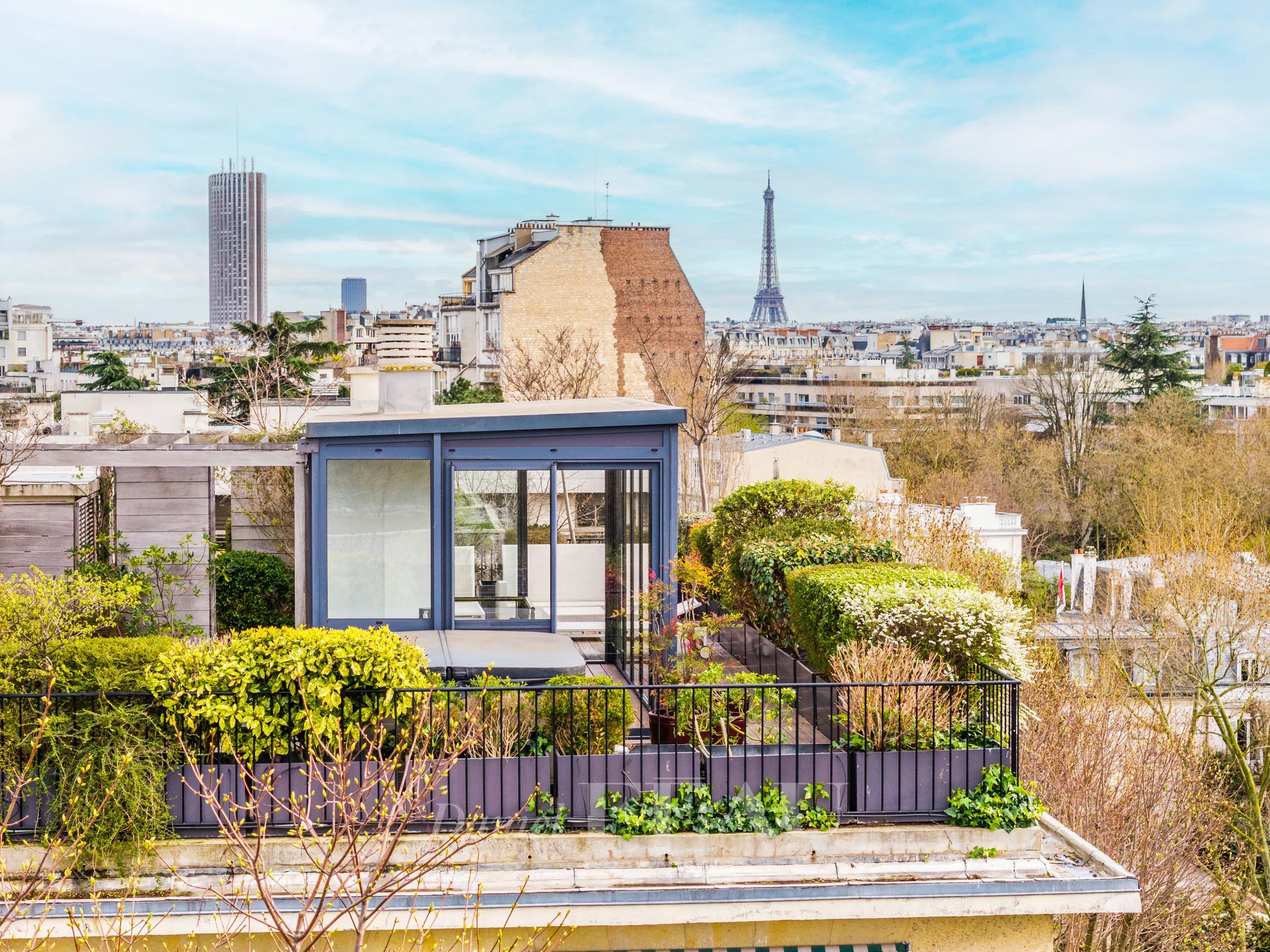 Neuilly-sur-Seine  -  A top-floor apartment with a superb terrace