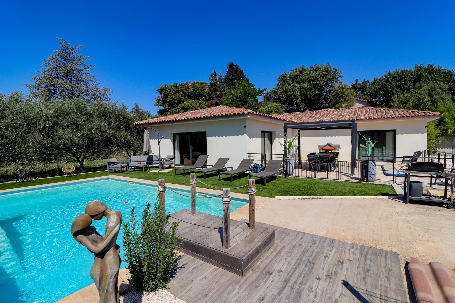 Proche Village Villa Récente  Plain pied 3 chambres piscine