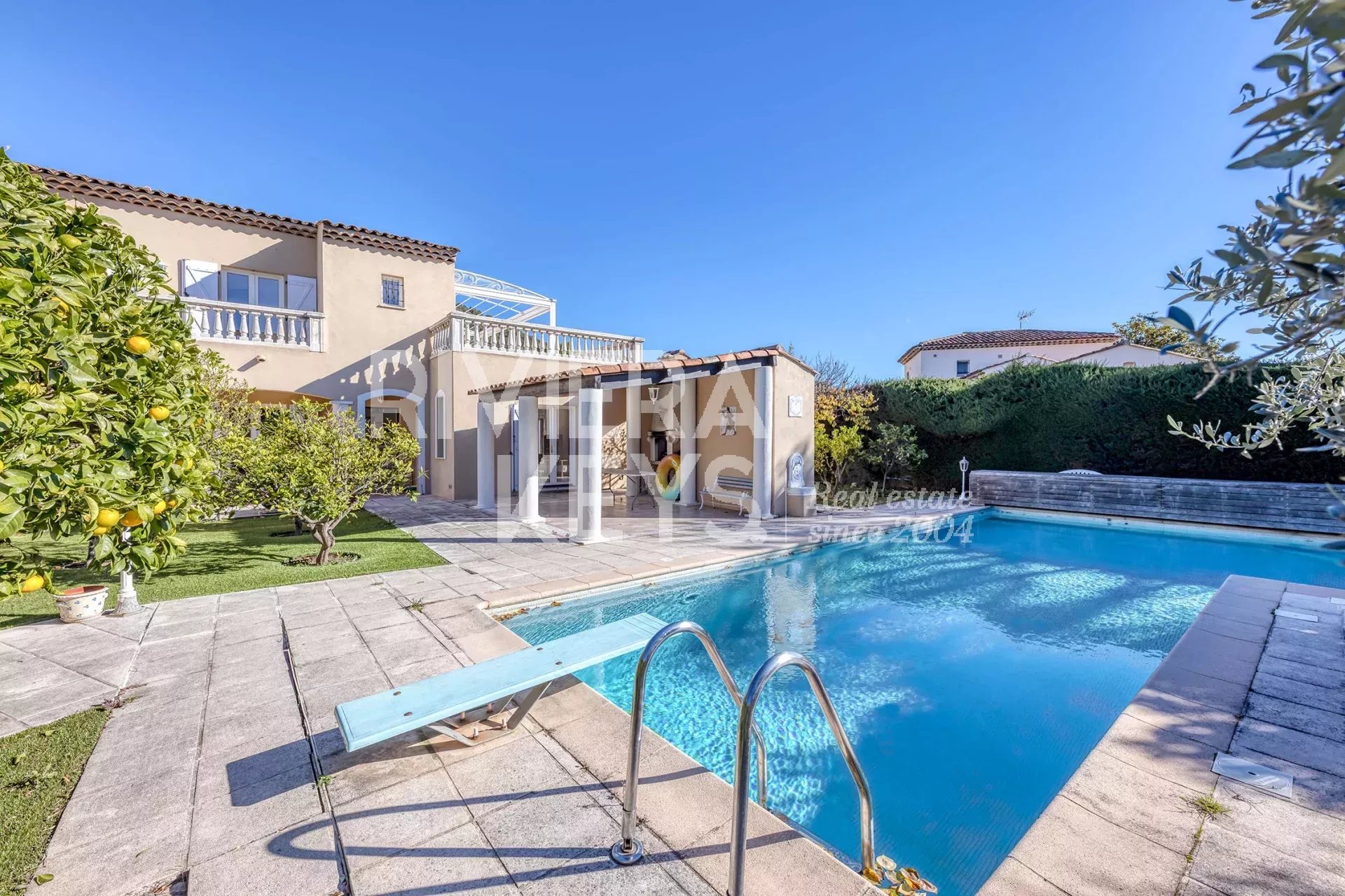VILLEFRANCHE-SUR-MER: Luxuriöse Villa mit 5 Schlafzimmern und Pool