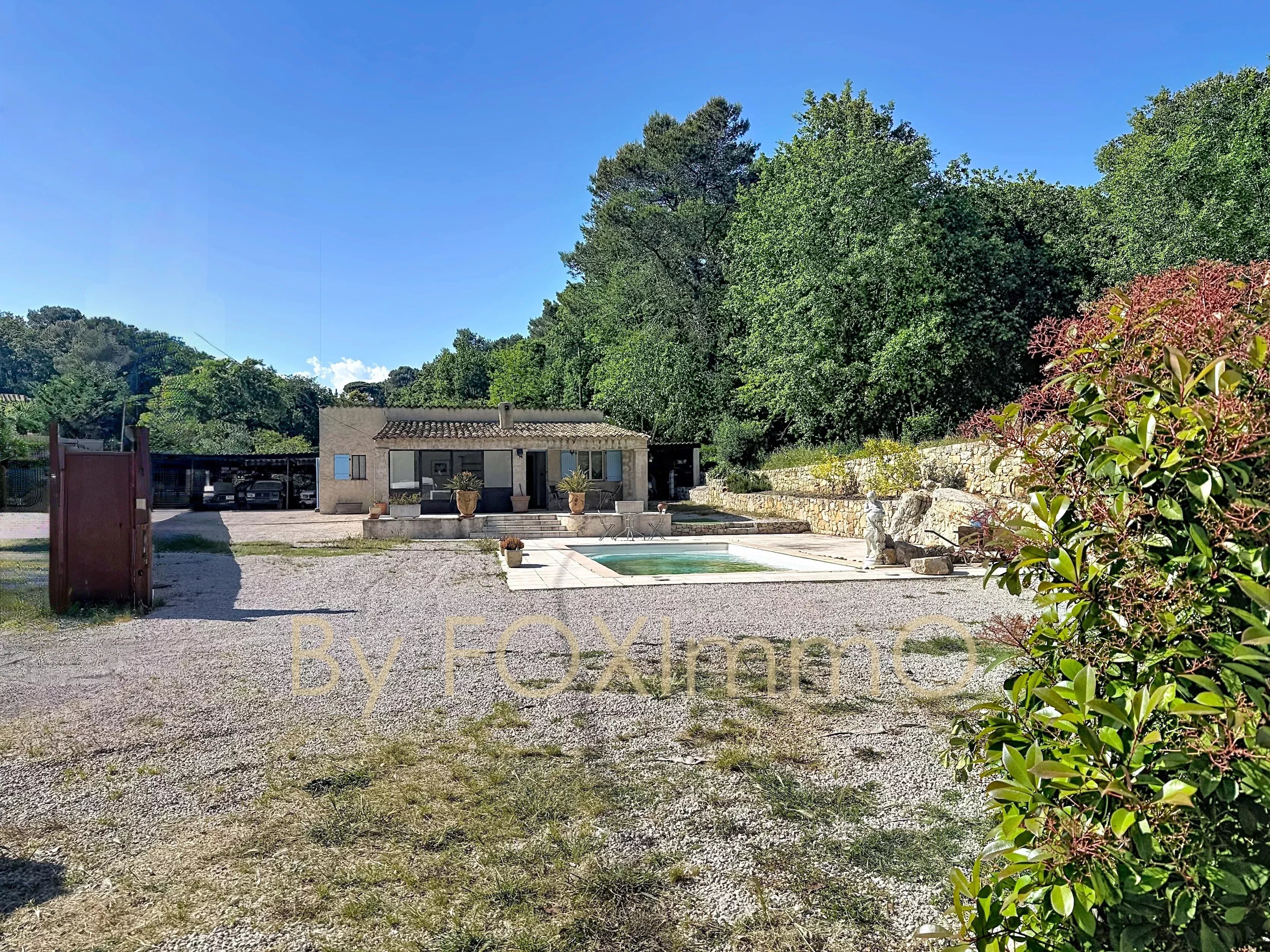 10 minutes from the village of Valbonne, close to international schools, villa to renovate with swimming pool and parking.