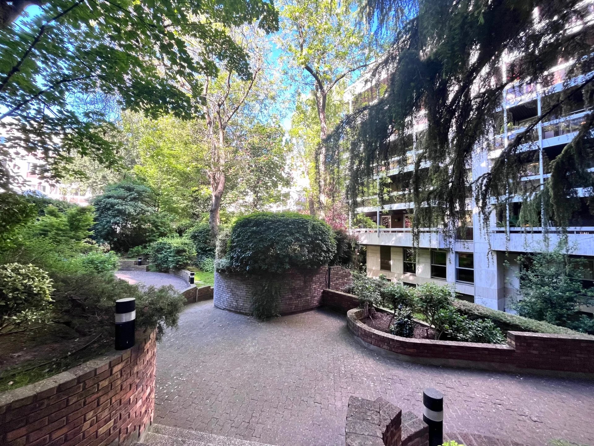75006/Vavin/Luxembourg: superbe appartement familial sur jardins
