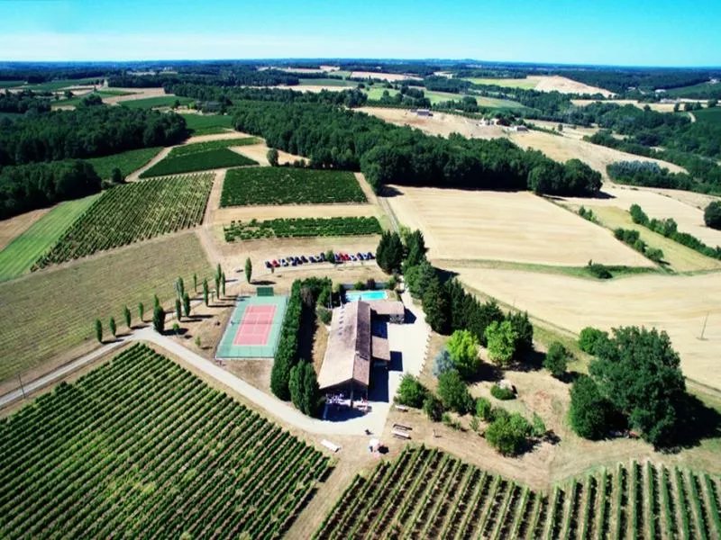 Domaine avec vignoble en activité, maison familiale, gîte, piscine et court de tennis