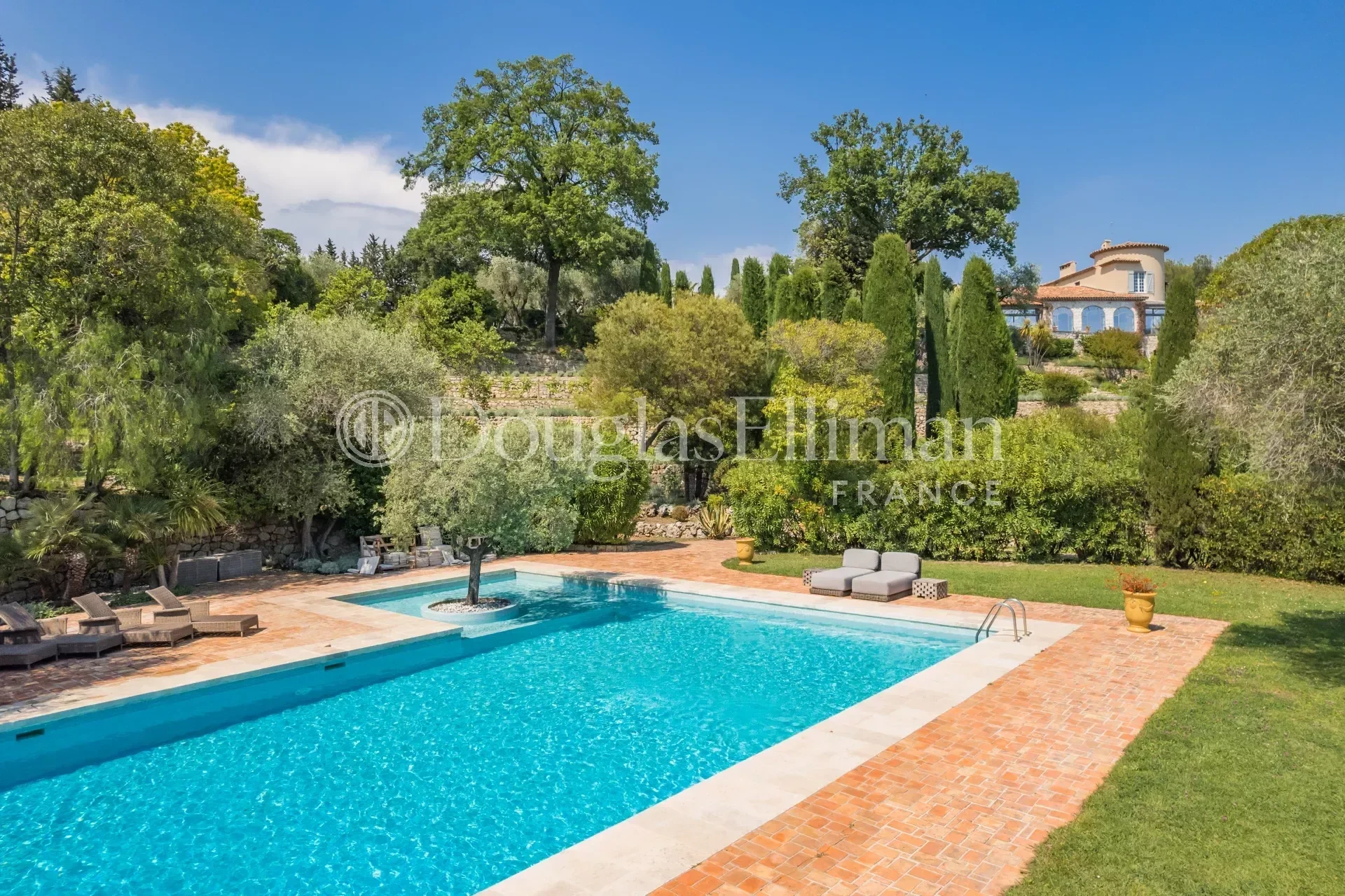 MOUGINS – Splendide bastide entièrement rénovée avec vue mer, terrain de tennis et chapelle - Image nᵒ2