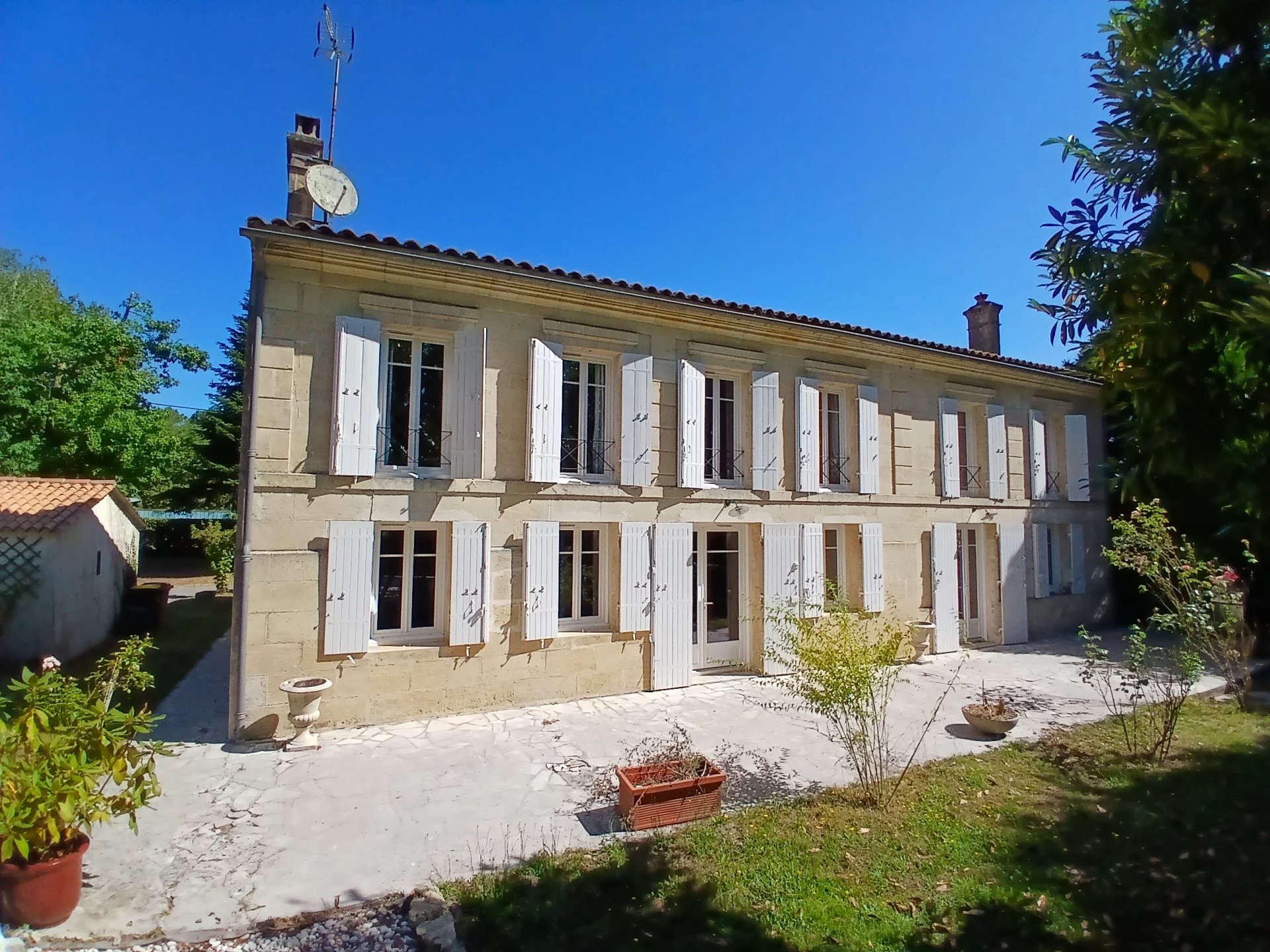 Beautiful Charantaise maison de maitre with swimming pool and income potential