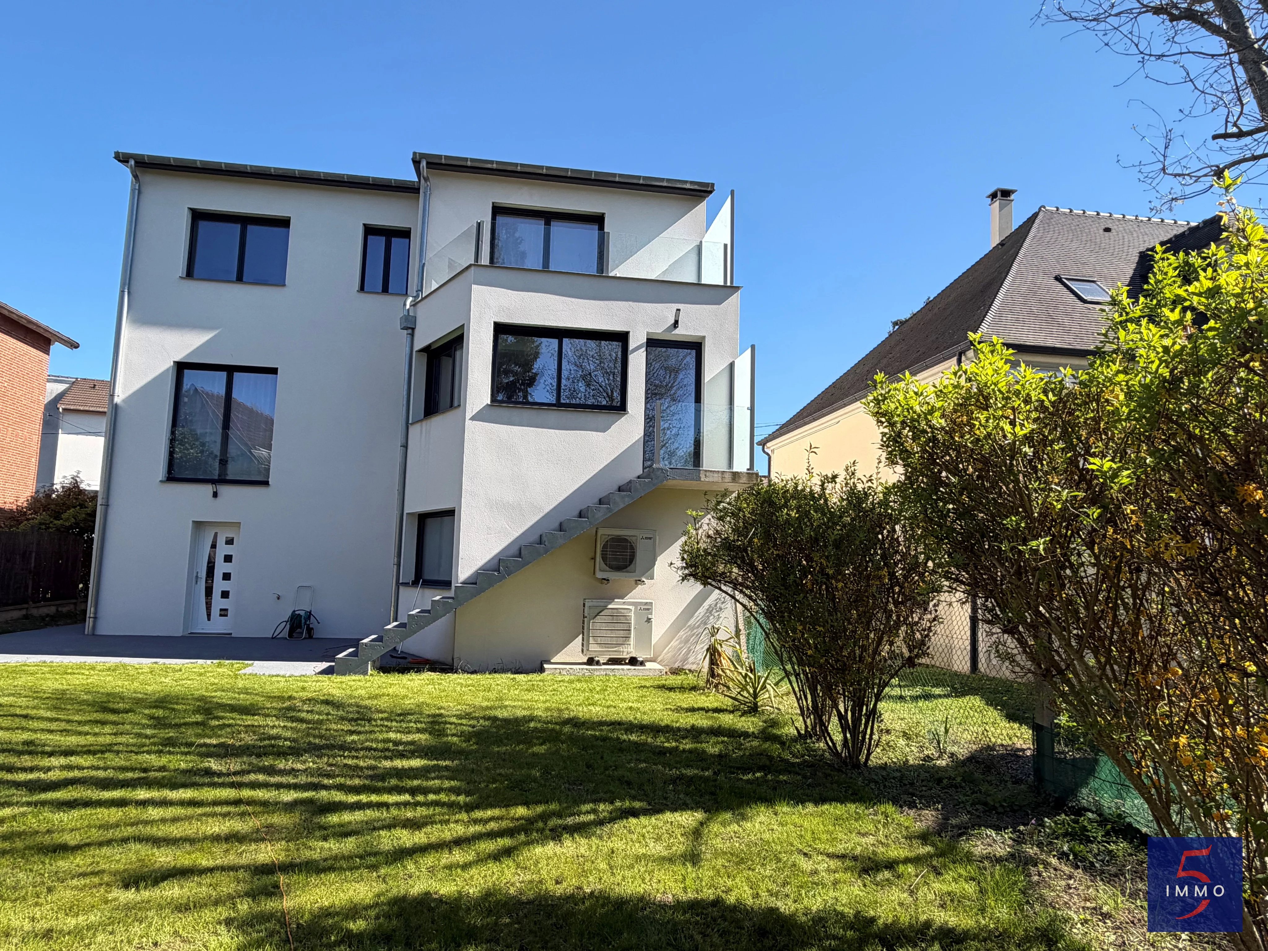 Maison d'architecte 2025  5 chambres  Suite avec terrasse  Prestations haut de gamme.