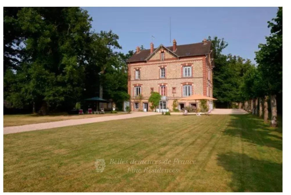 Normandy, 1h20 from Paris. A superb period mansion set in about 6500 sqm of grounds. Great potential to develop an existing tourist activity.