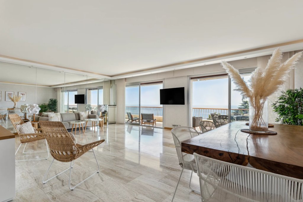 Apartment for sale in Cannes — Luxury 4-Bedroom Family Apartment in Cannes overlooking the Sea