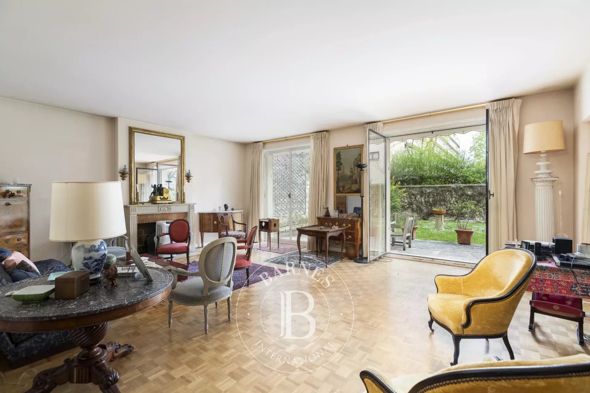 Neuilly - Town Hall - 3 or 4-bedroom garden-level apartment