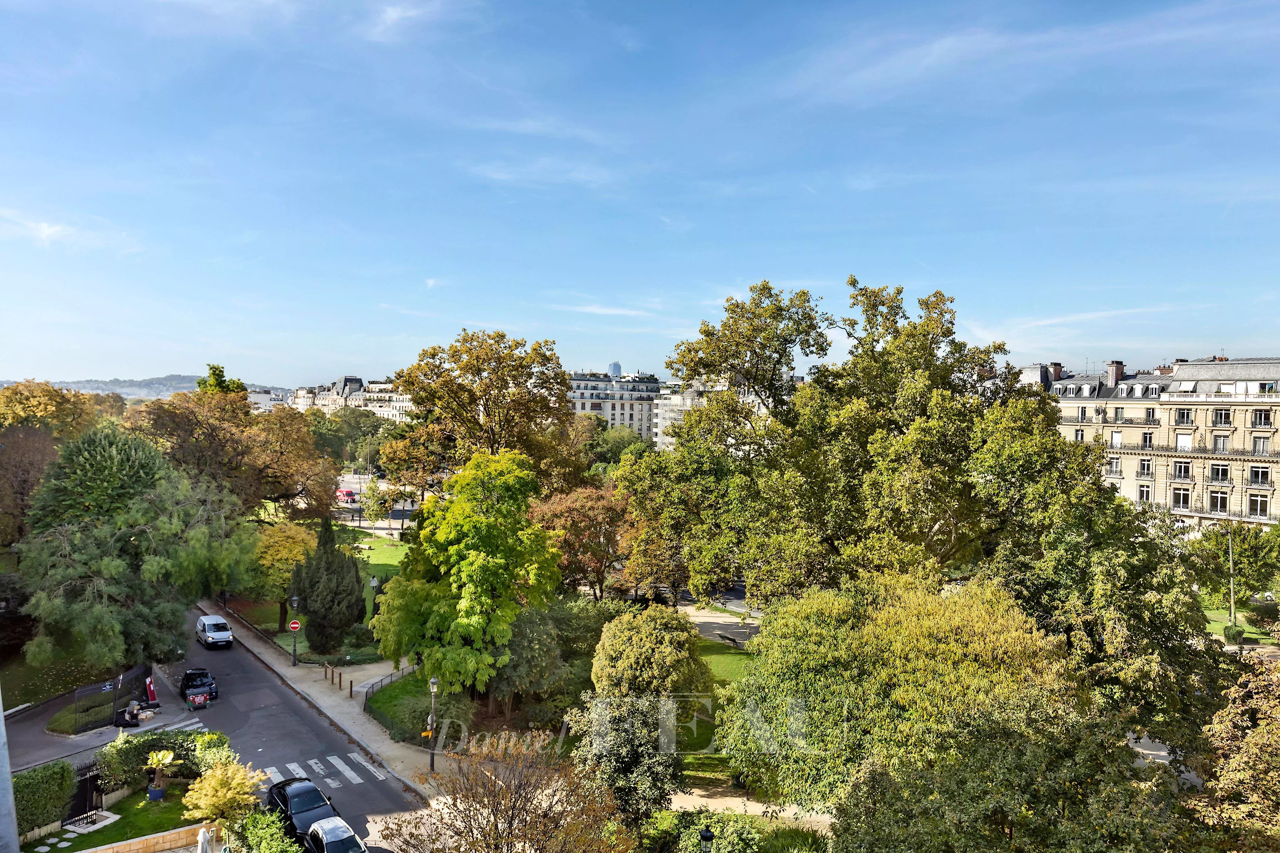 Paris XVIe - Etoile -  Luxueux pied-à-terre rénové en étage élevé