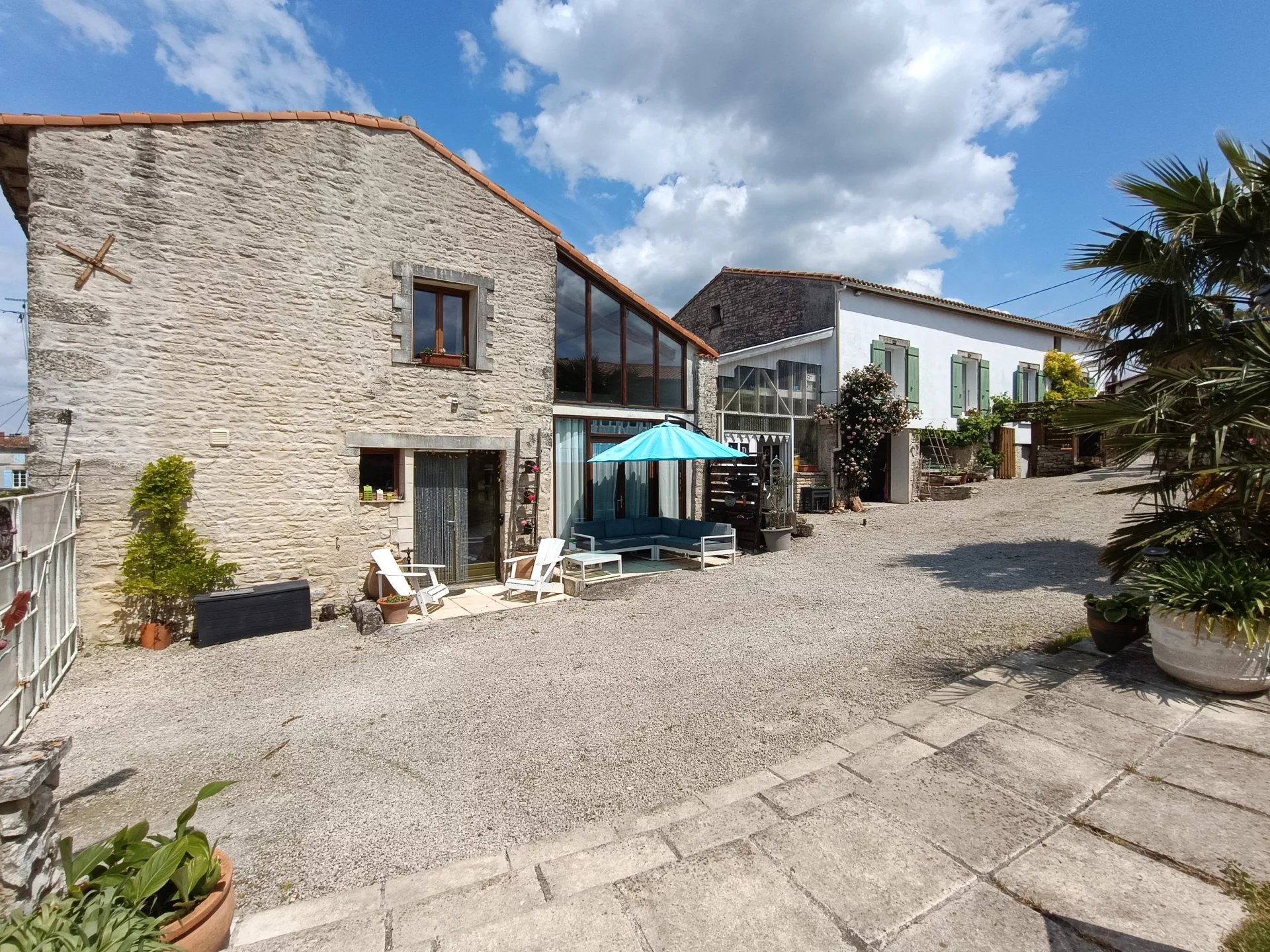 Renovation super de 2 maisons dans un village animé