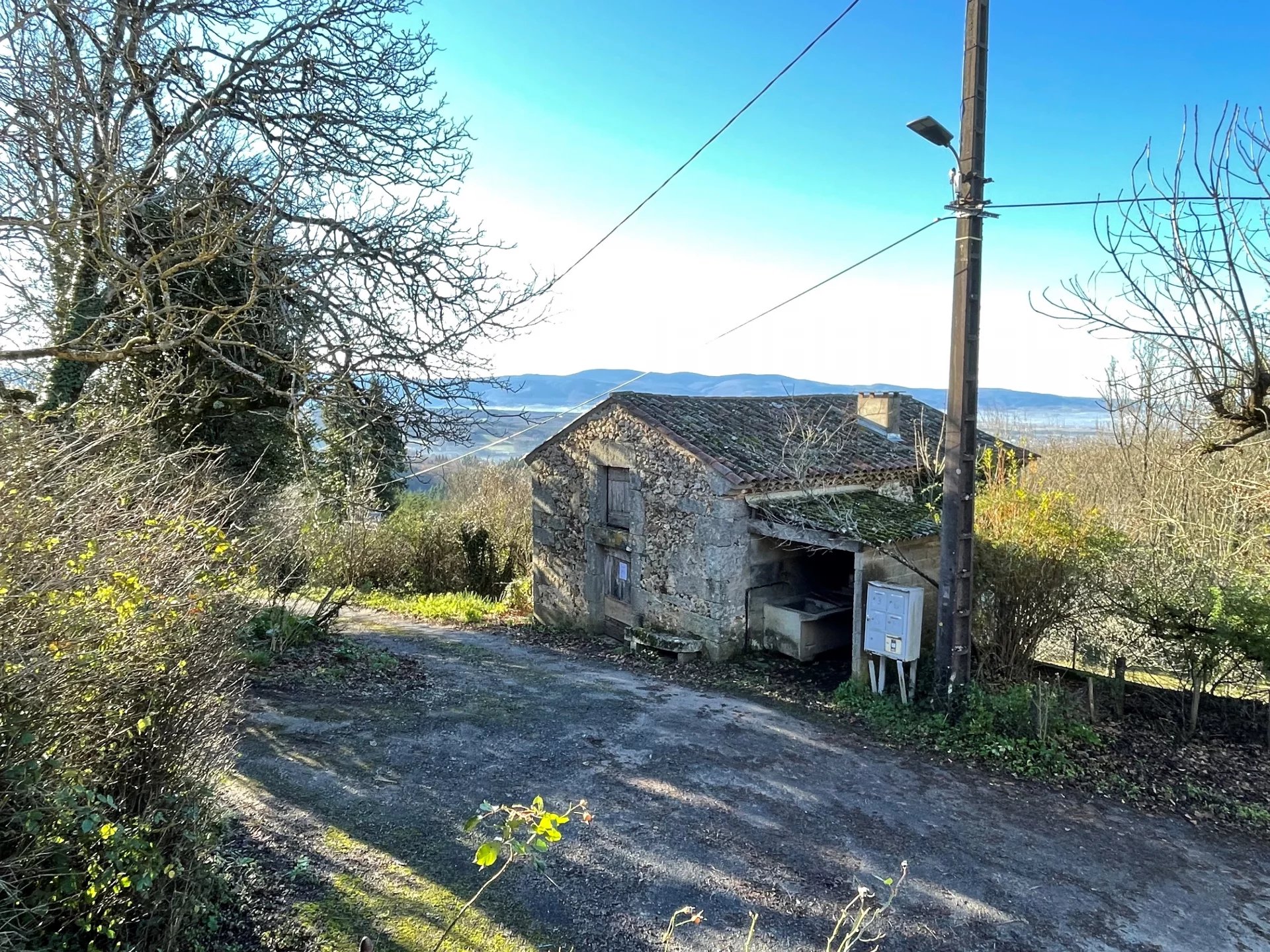 MAISONNETTE en PIERRE avec JARDIN