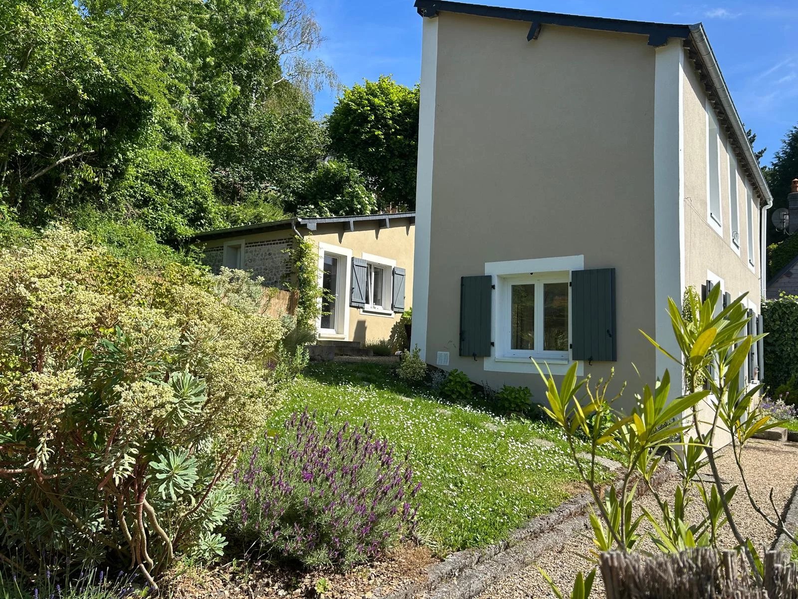 MAISON AVEC JARDIN ET DEPENDANCE - ENTIEREMENT RENOVÉE