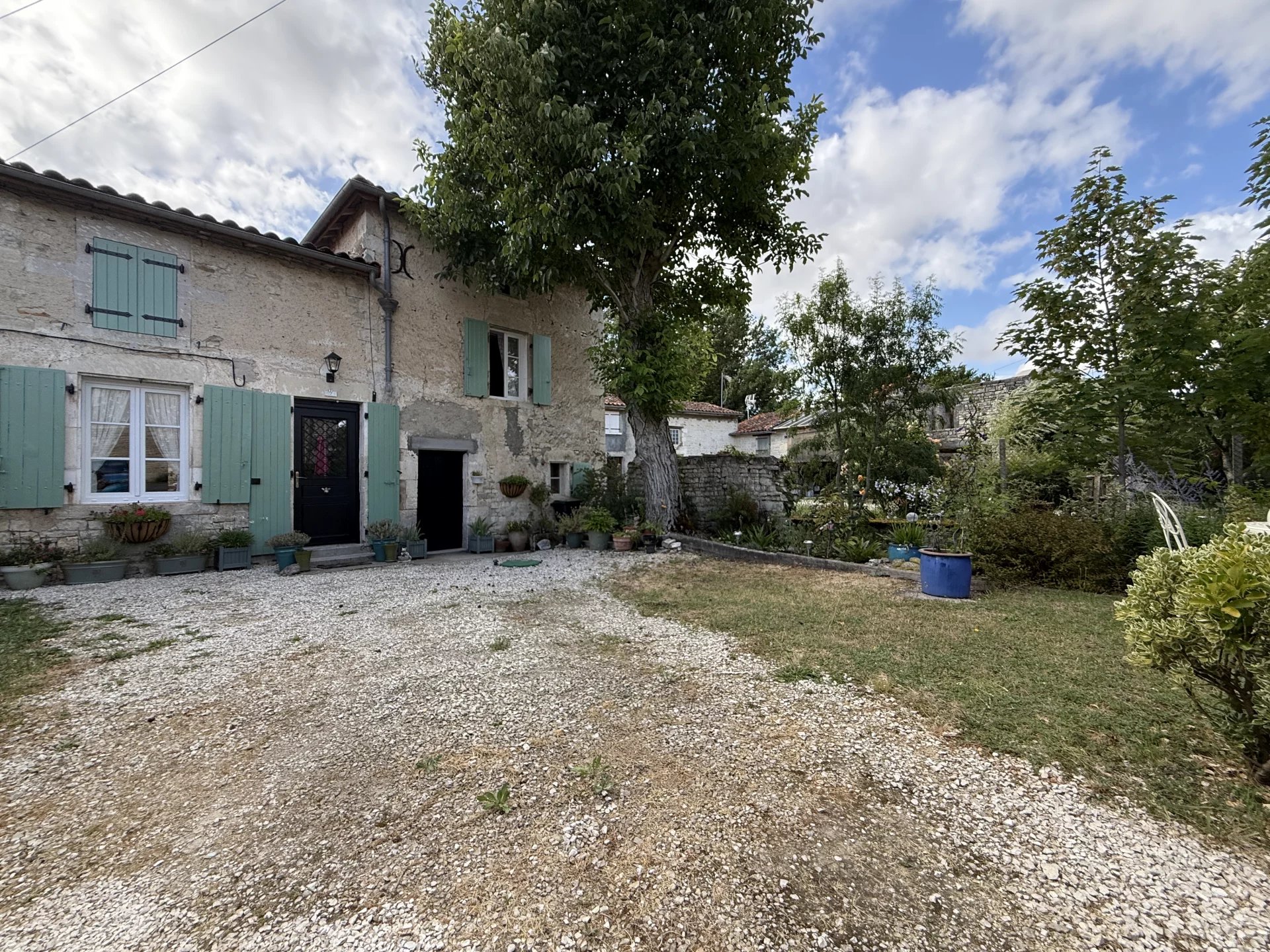 Jolie maison de ville à proximité d'un charmant village doté de toutes les commodités.