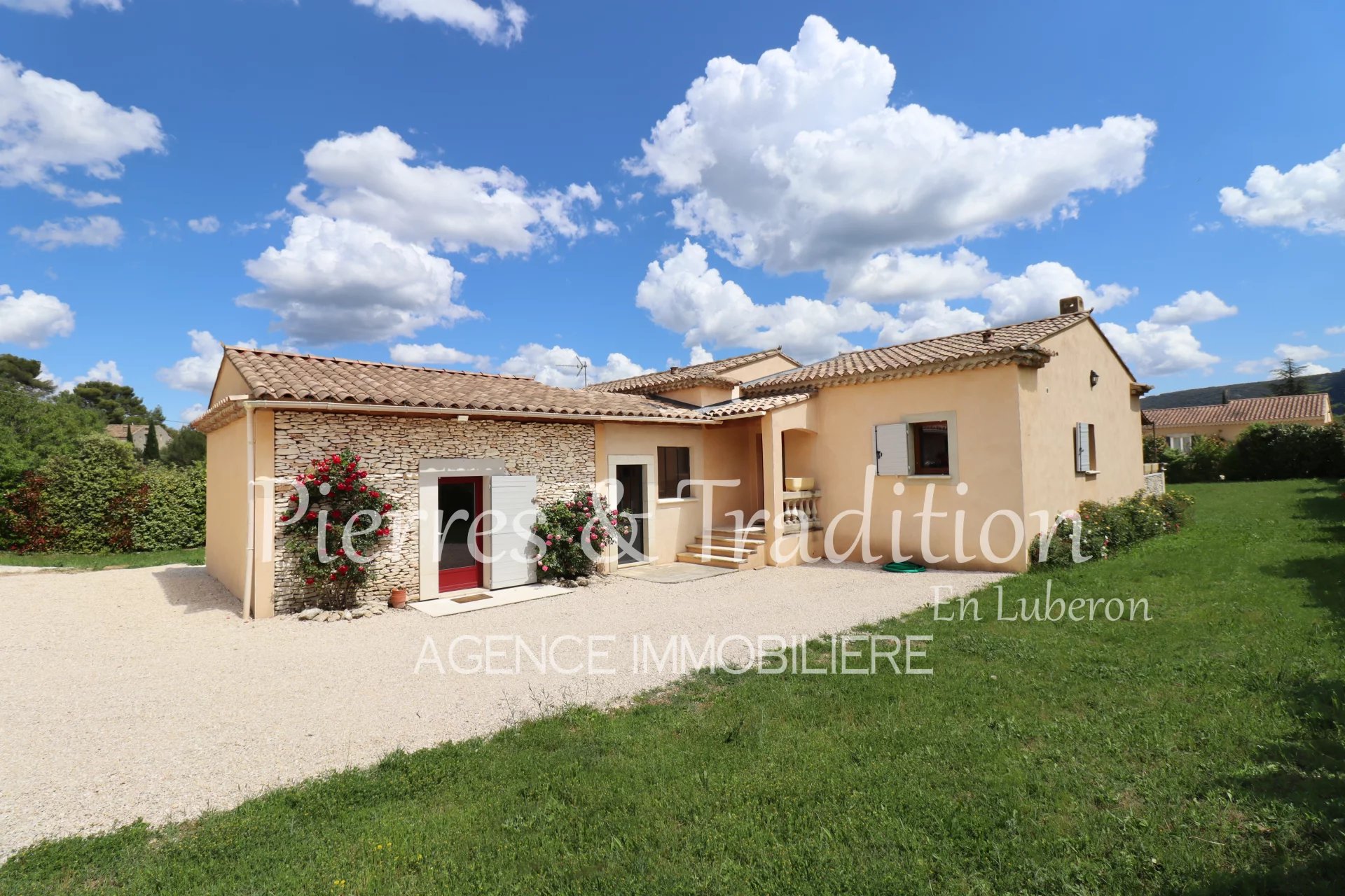 Luberon, Lacoste magnificent single storey house with garden