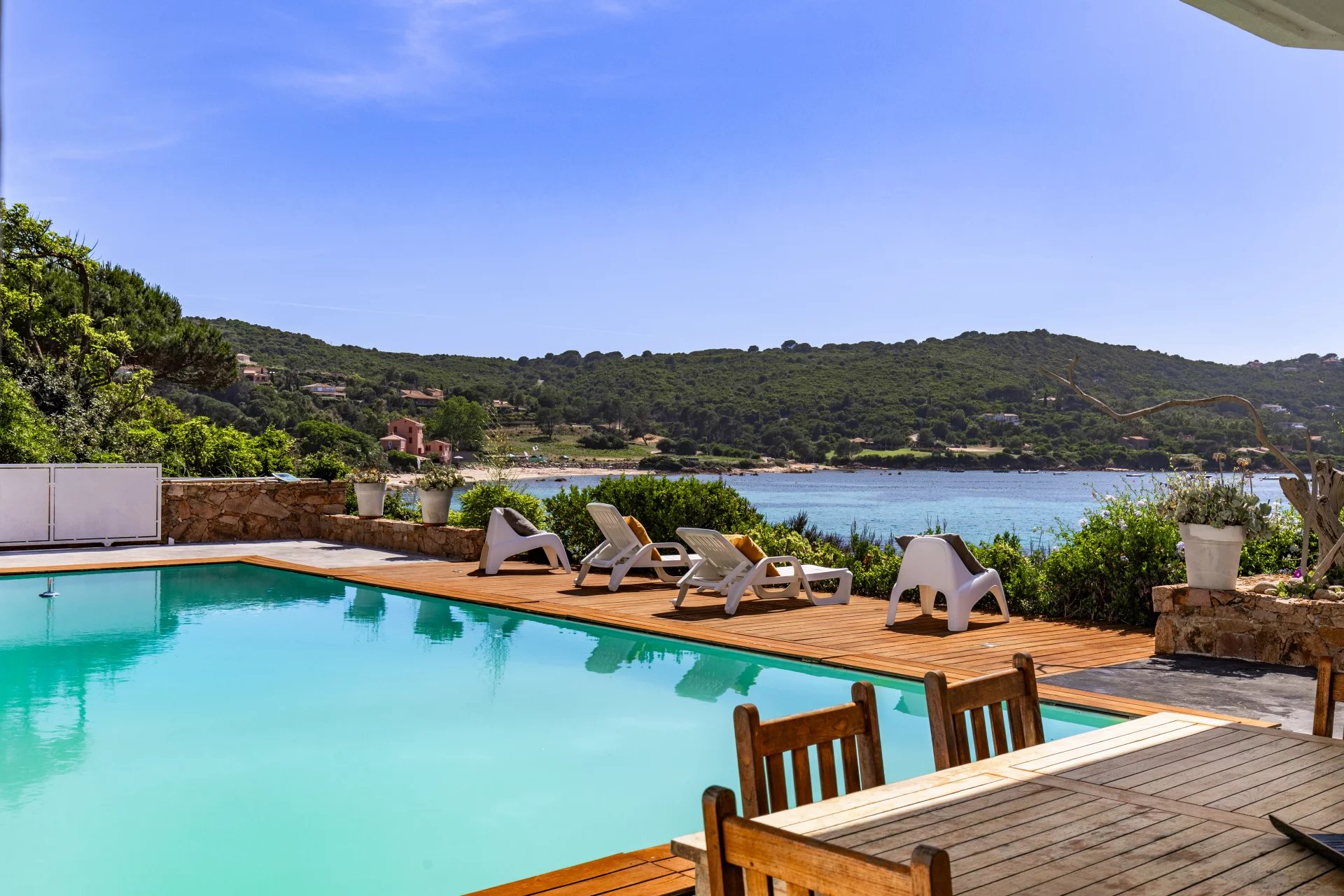 VILLA PIEDS DANS L'EAU ET VUE MER PANORAMIQUE