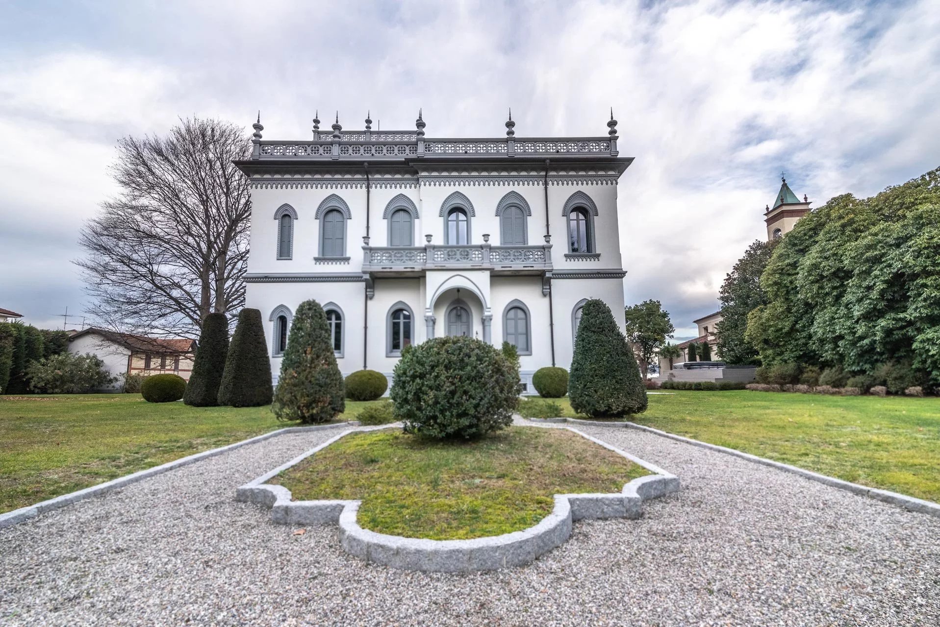 Prestigieuse villa d'époque avec annexe et guérite rénovée à vendre à Lesa sur le Lac Majeur