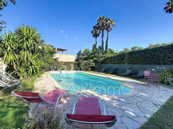 Villa 8 rooms in a quiet area, swimming pool, parking, single-story, independent studio and 2-room apartment — photo 1