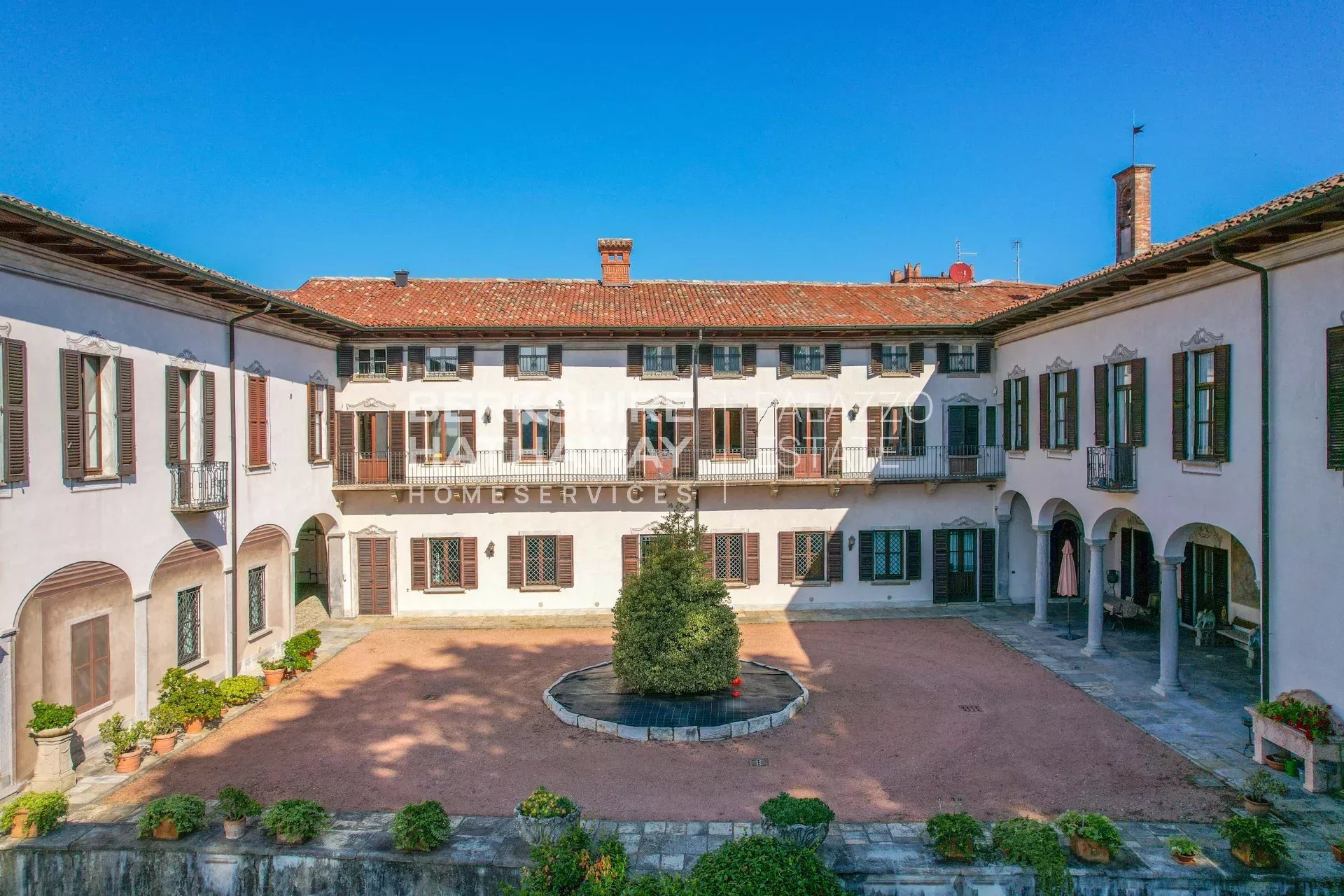 Villa in Marogna - view 1