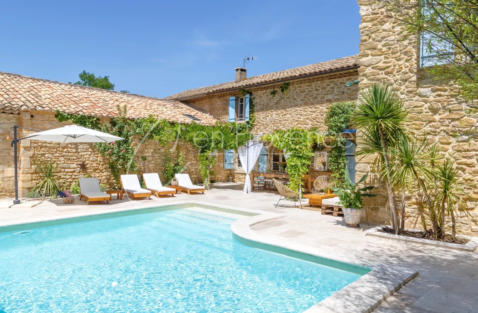 Charming holiday rental in Maubec with private pool