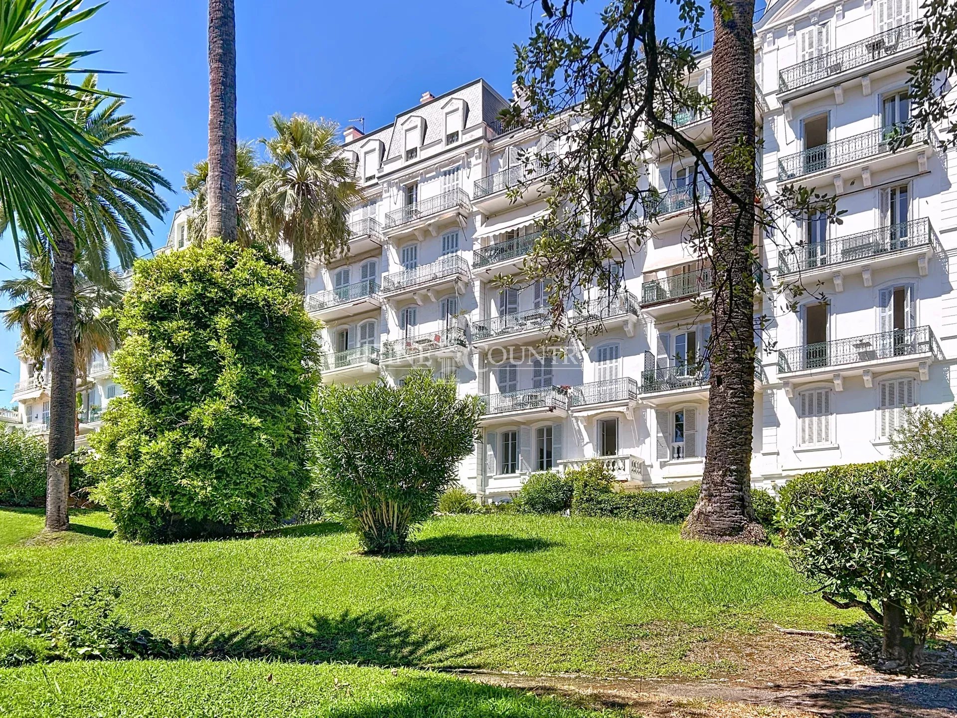 Photo of For sale apartment in Cannes within walking distance to the center, with workshop