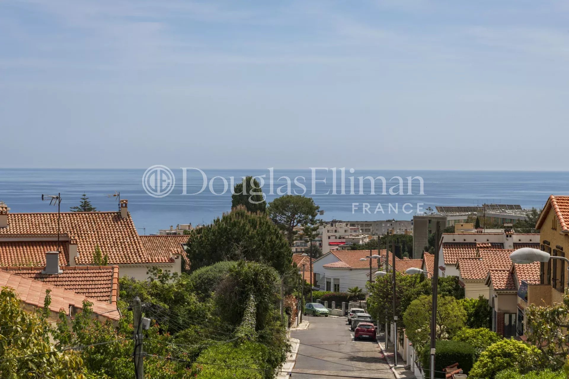 NICE – FABRON – Modern Villa with Sea View in a Private Estate - Picture n°3