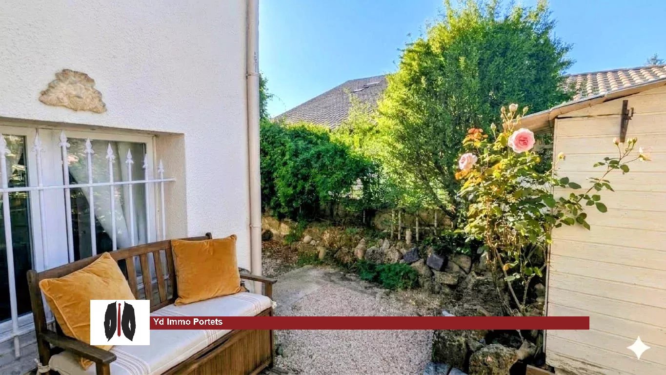 Stone house 2 bedrooms + 1 office near the center of Portets